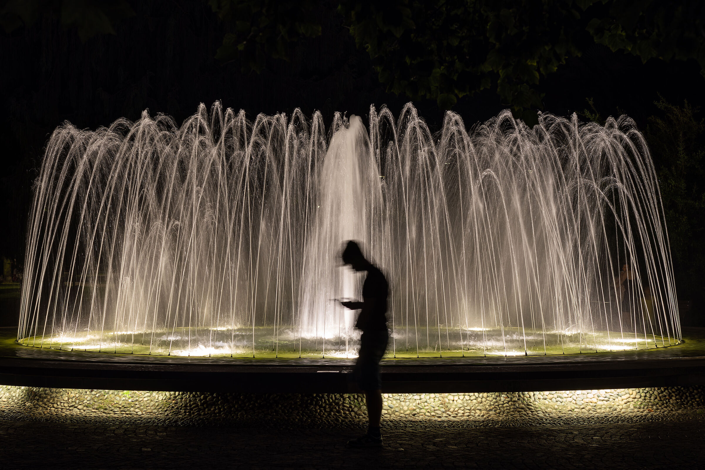 The fountain and the distracted person (Arona)