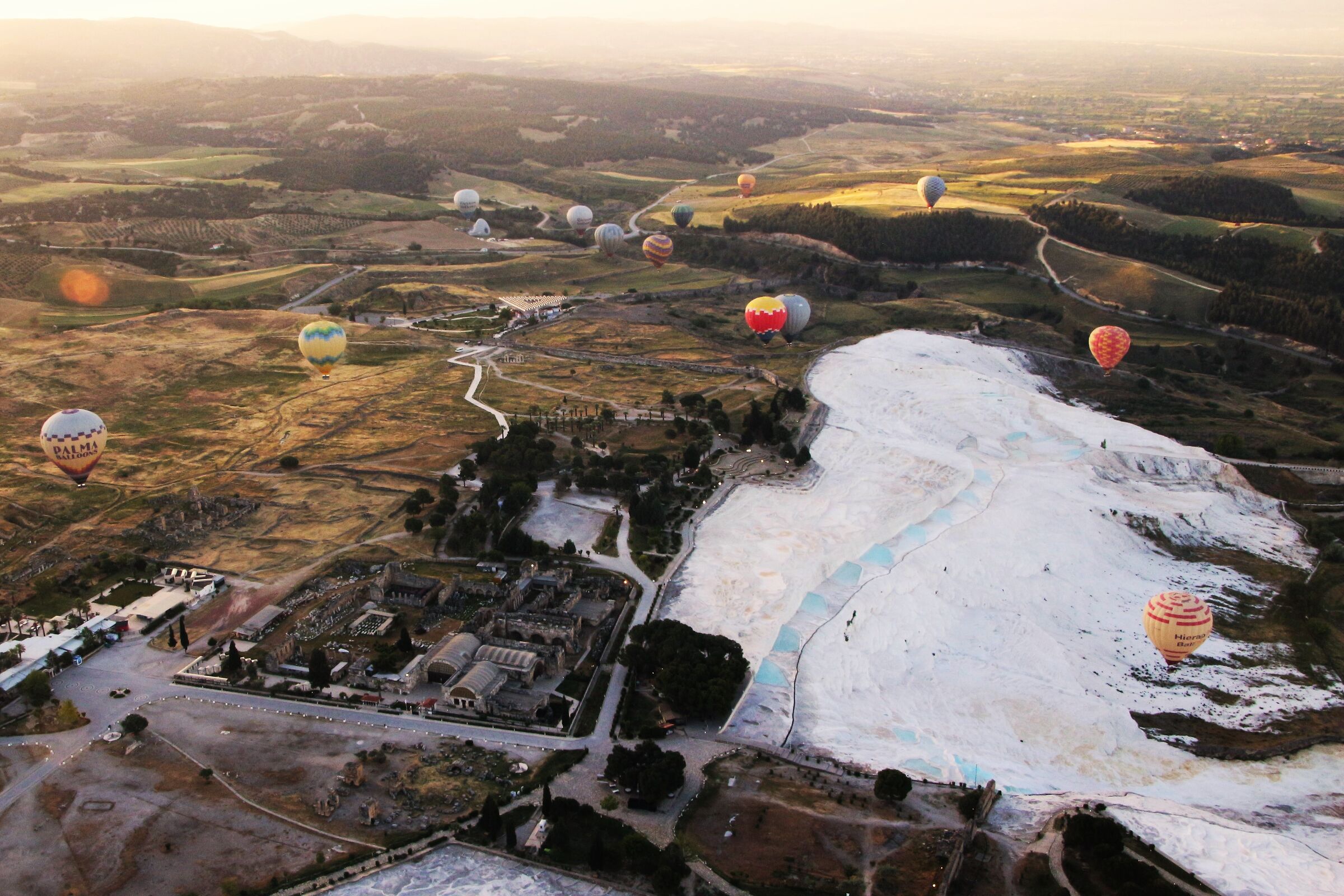 Volando sopra "il castello di cotone" (in turco Pa...