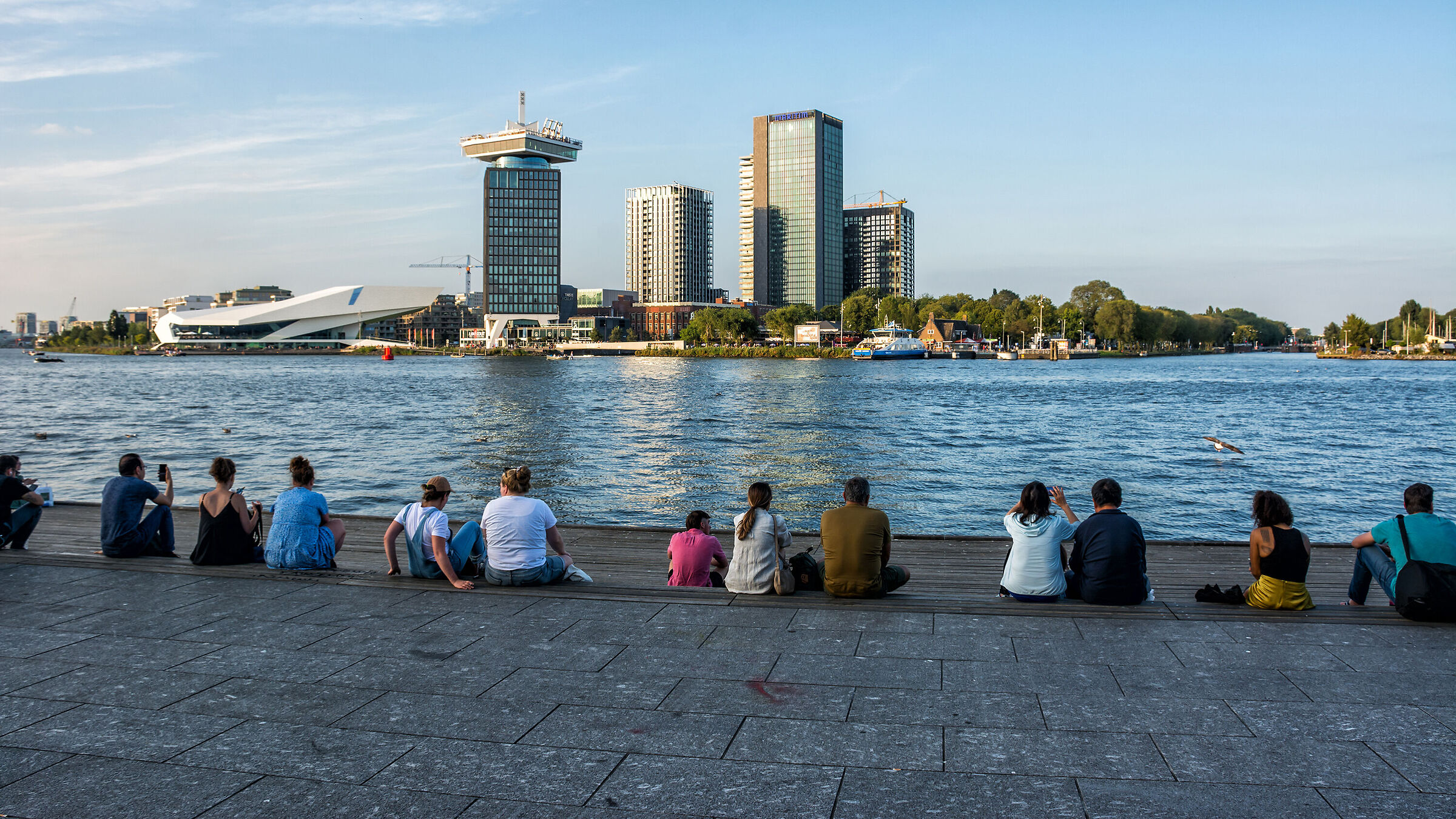 Osservando i grattacieli di Amsterdam