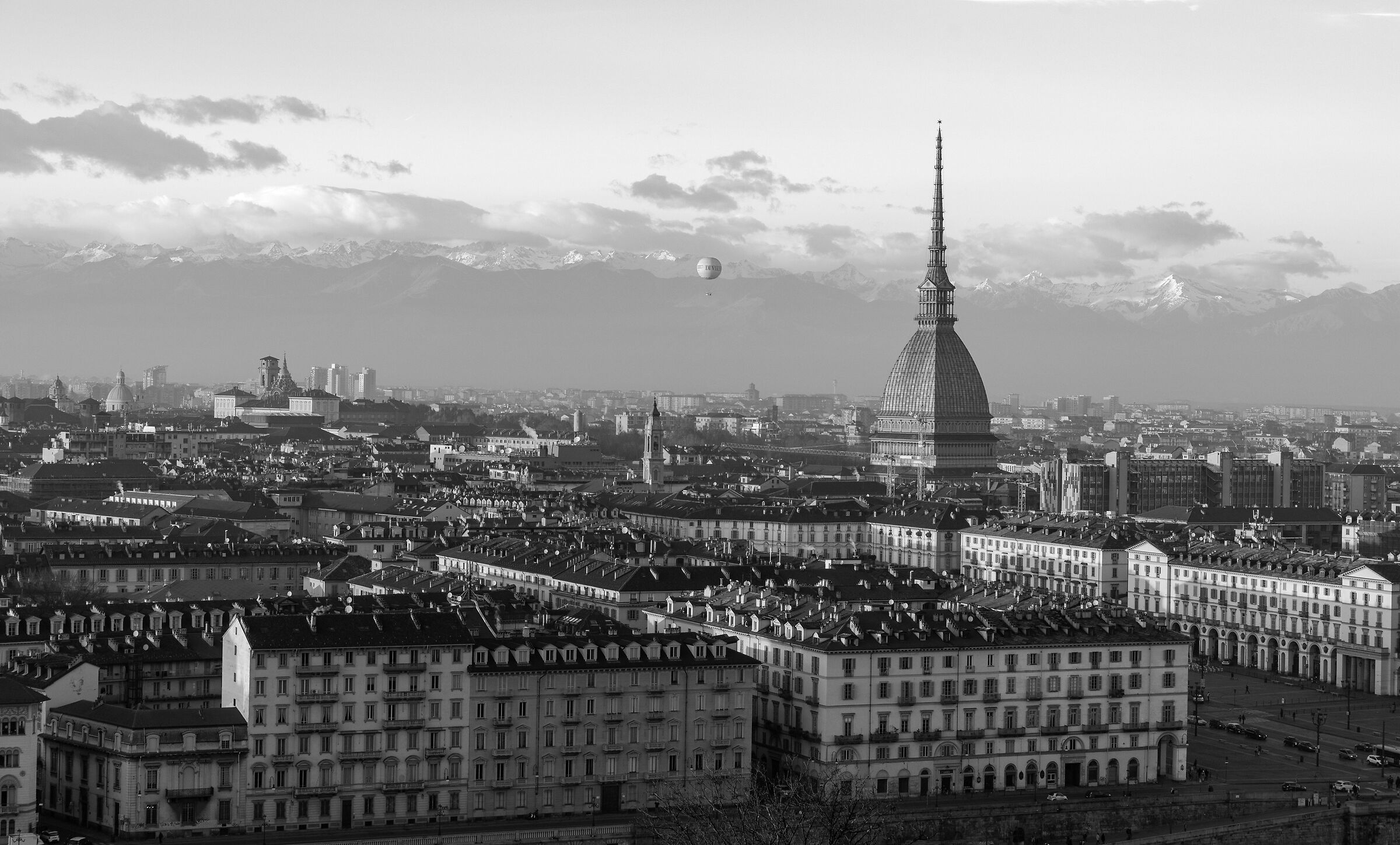 Vista di Torino con pallone areostatico