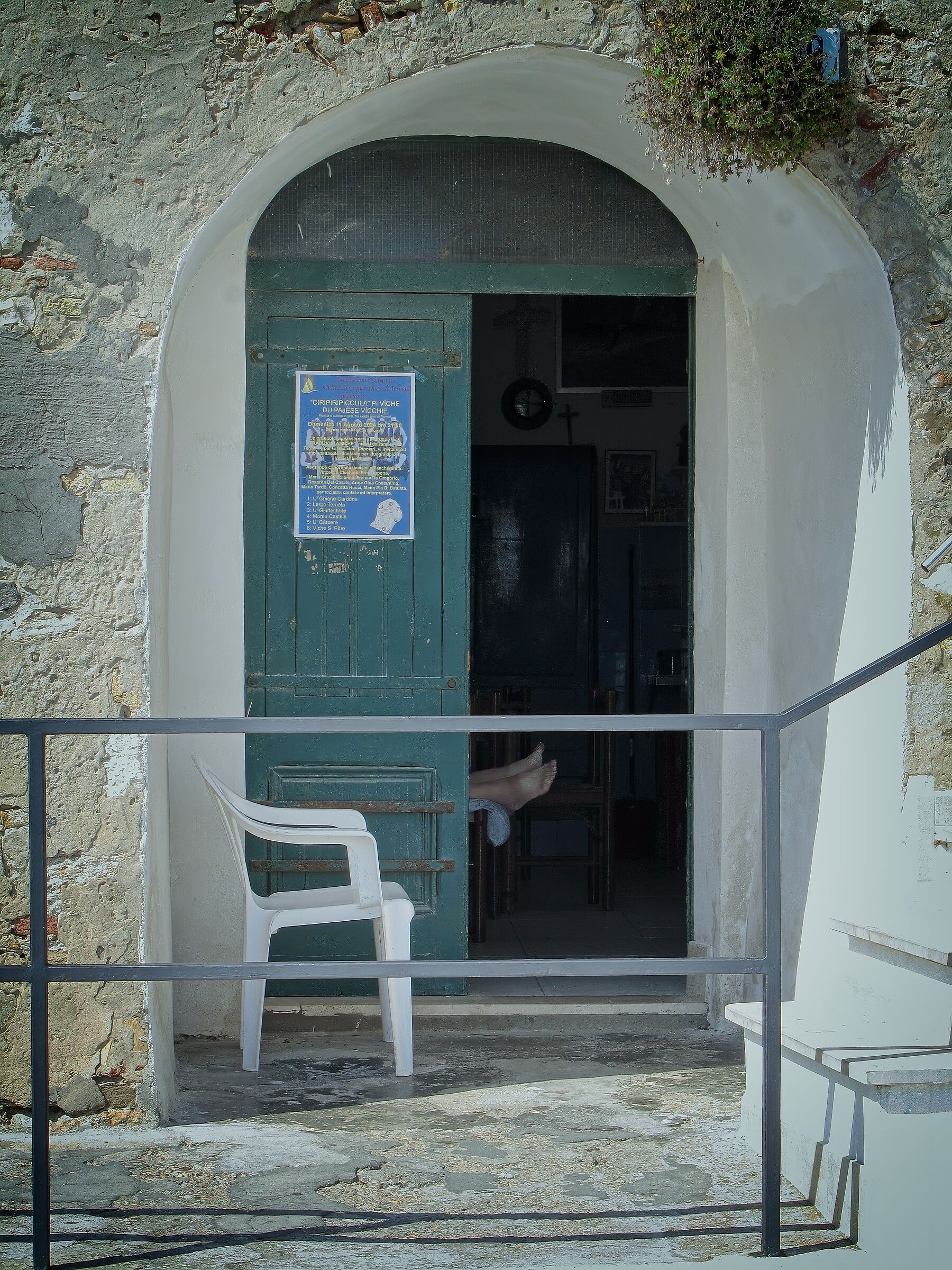 The empty chair with feet