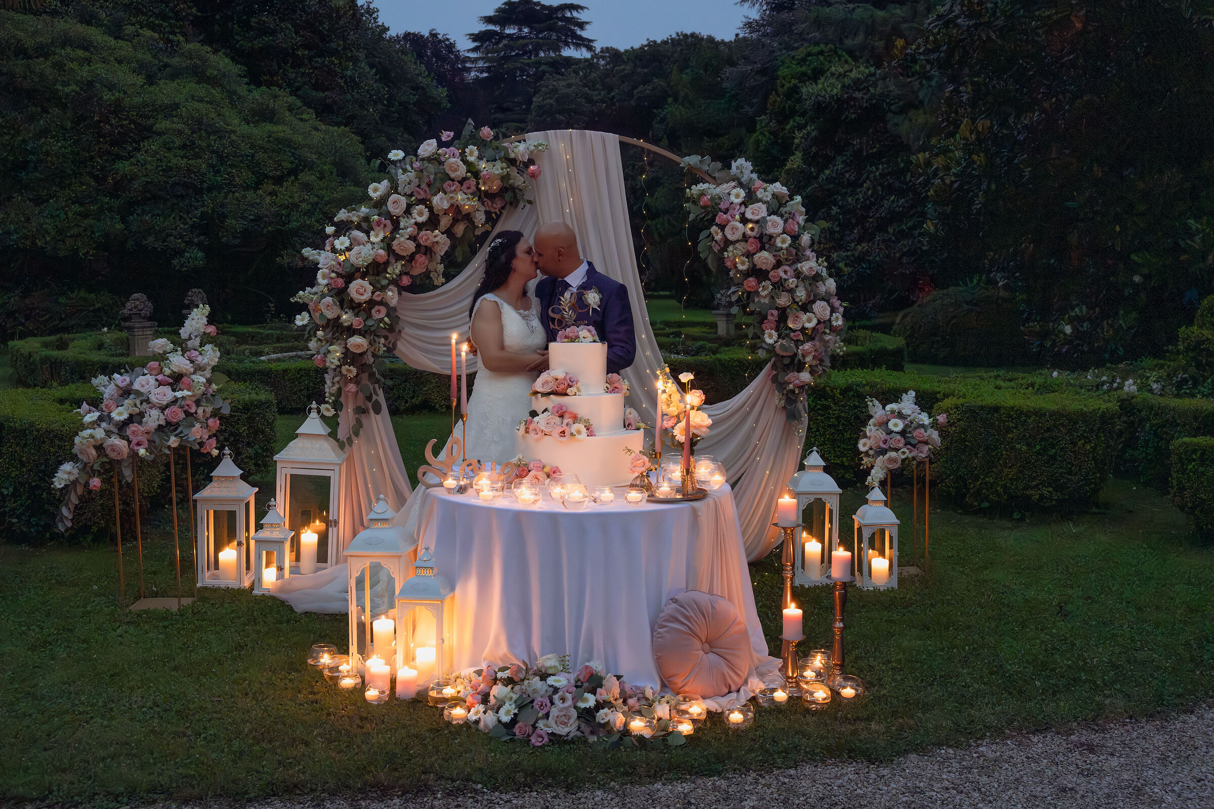Taglio della torta al tramonto