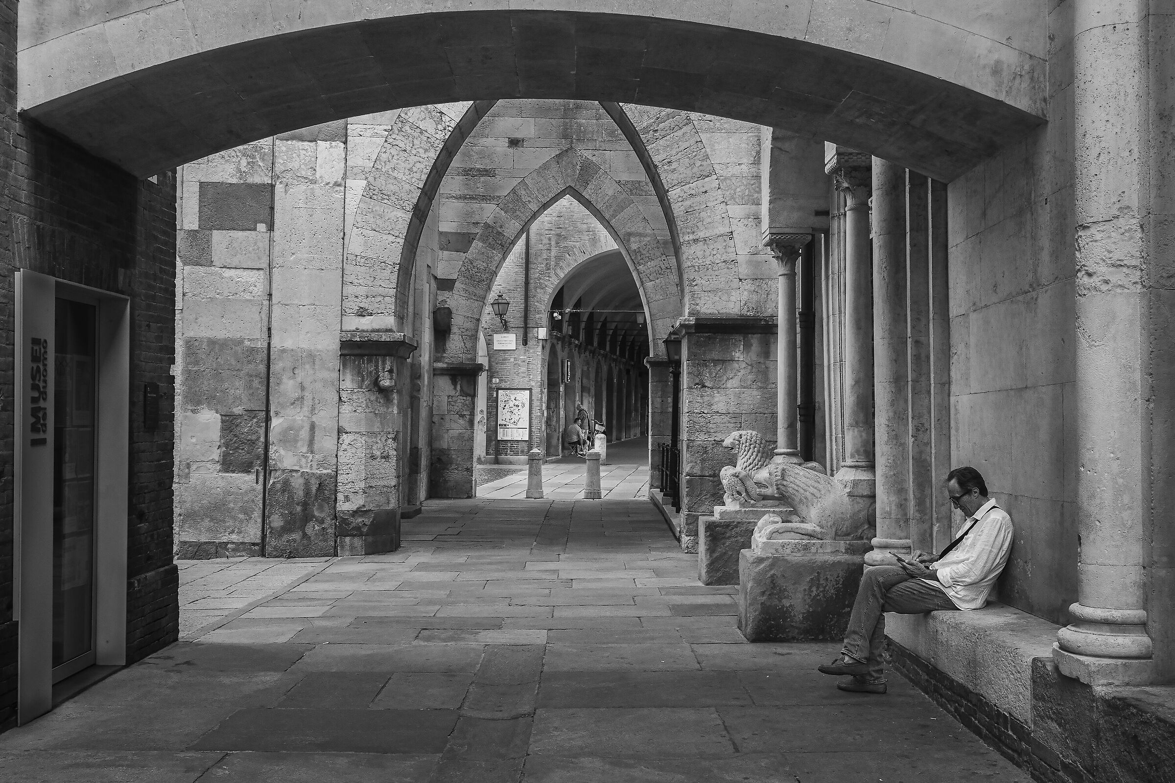 chattando sotto la torre