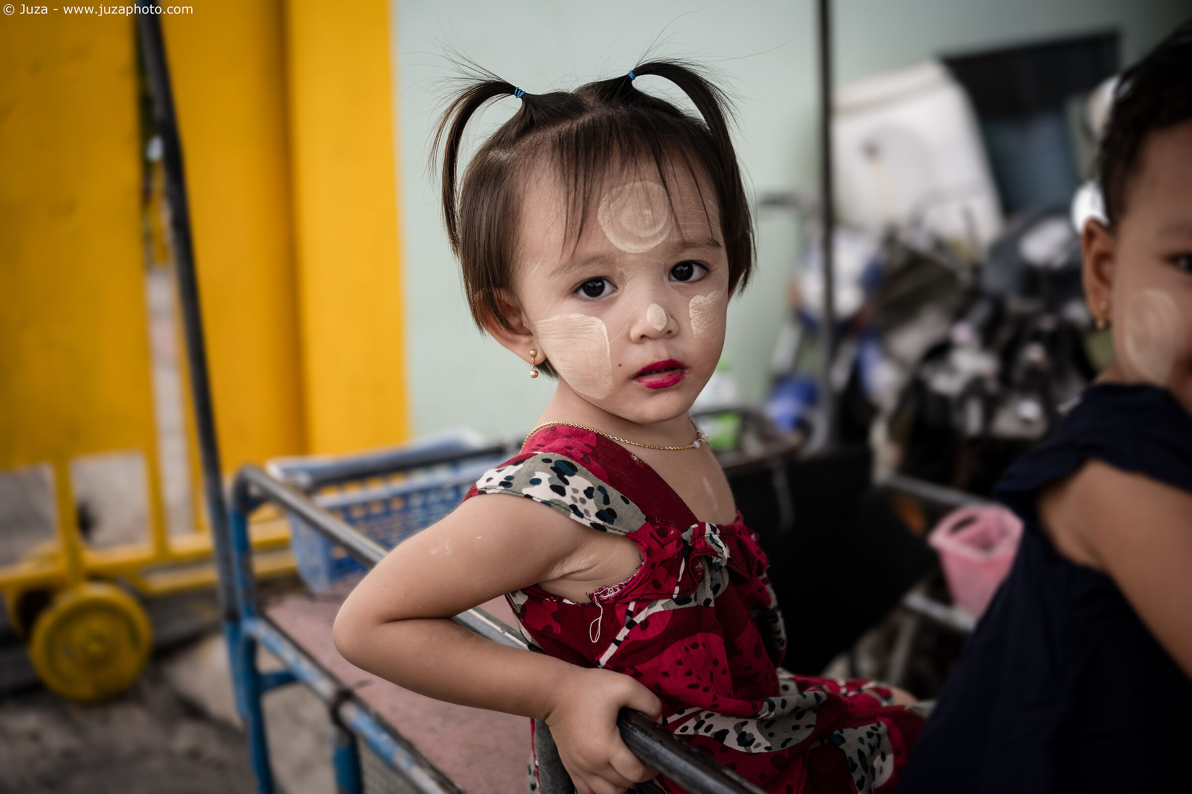 Bambina birmana con thanaka