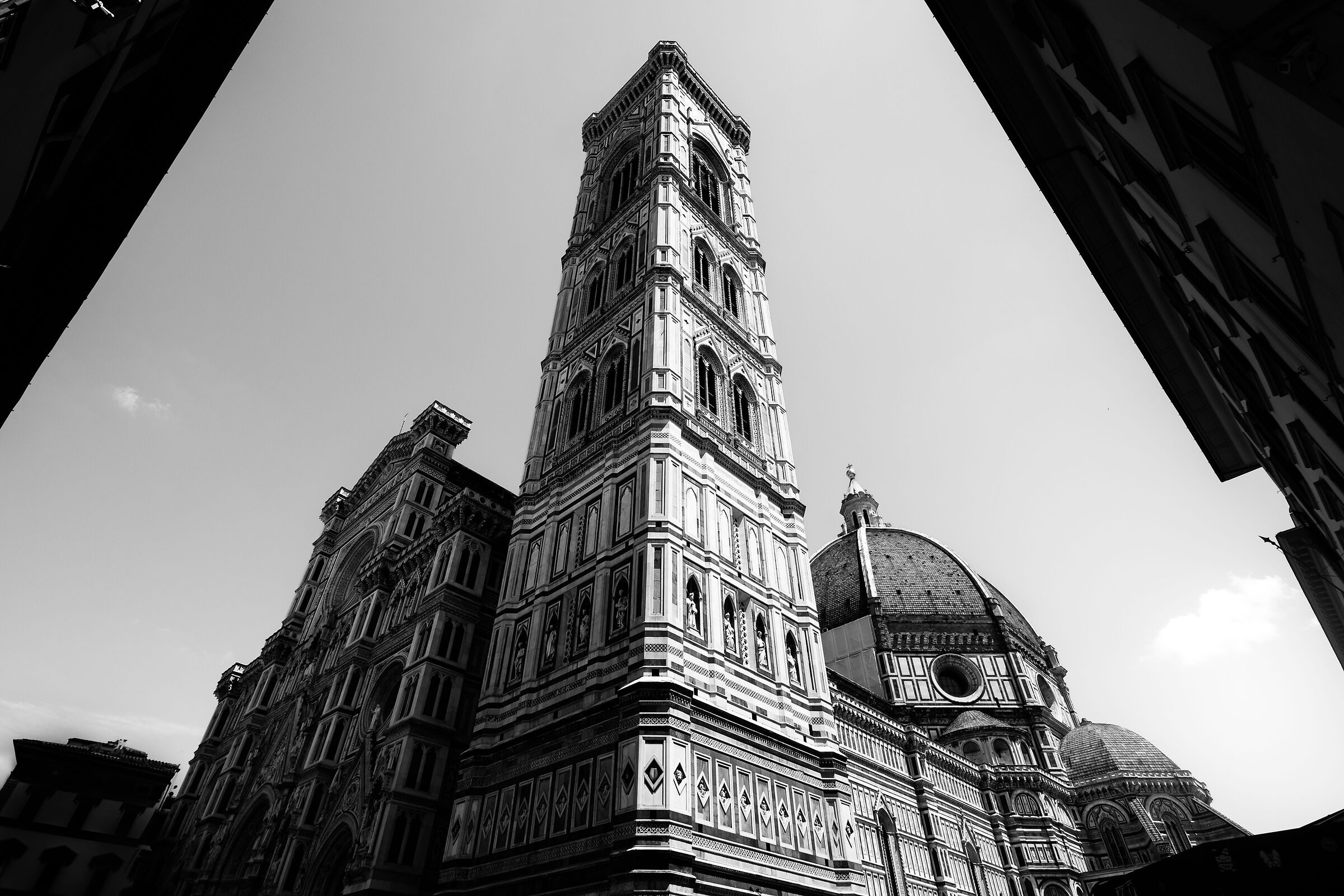 Il campanile segna il confine tra terra e cielo