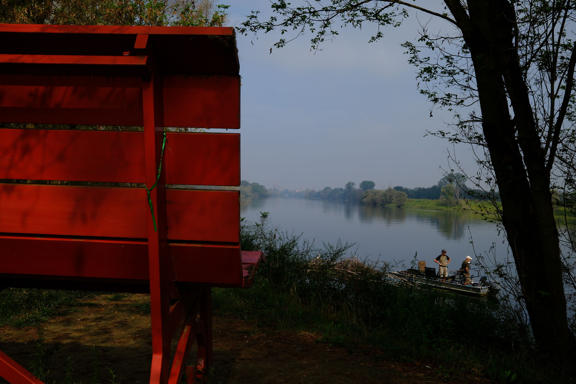 La panca, il fiume e i pescatori