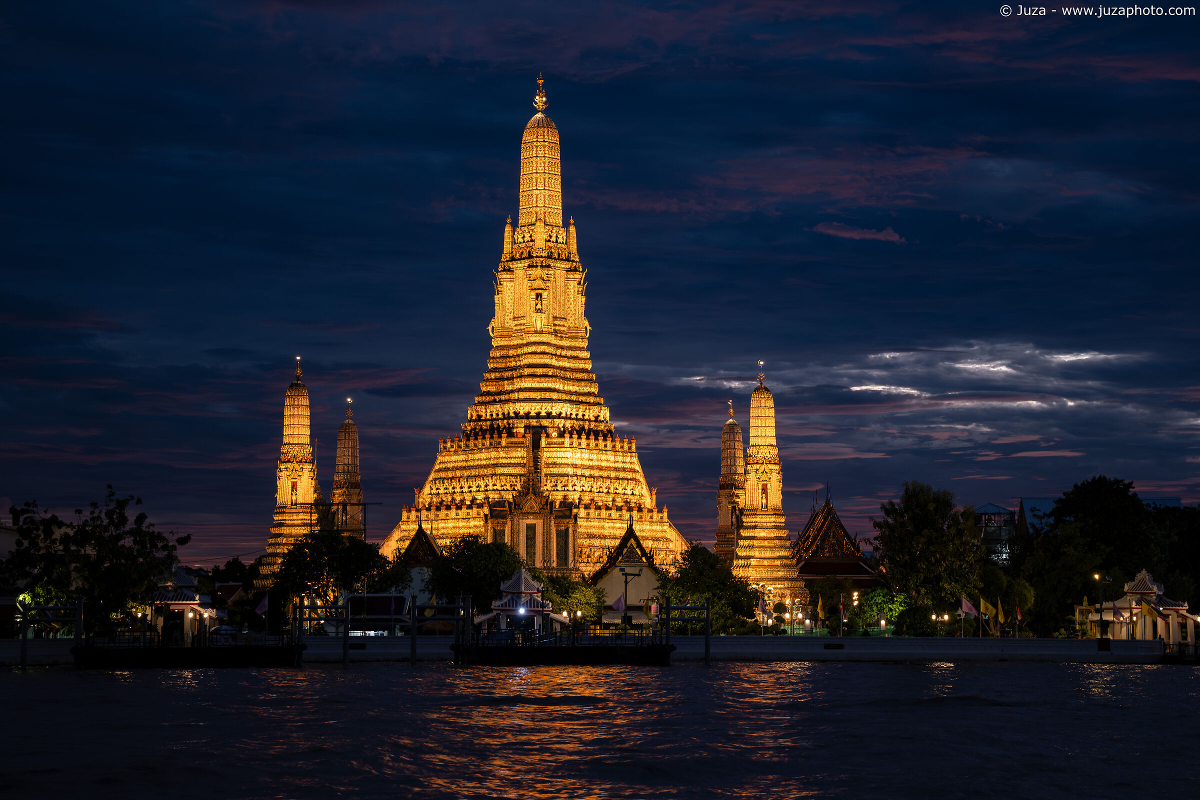 Wat Arun at night