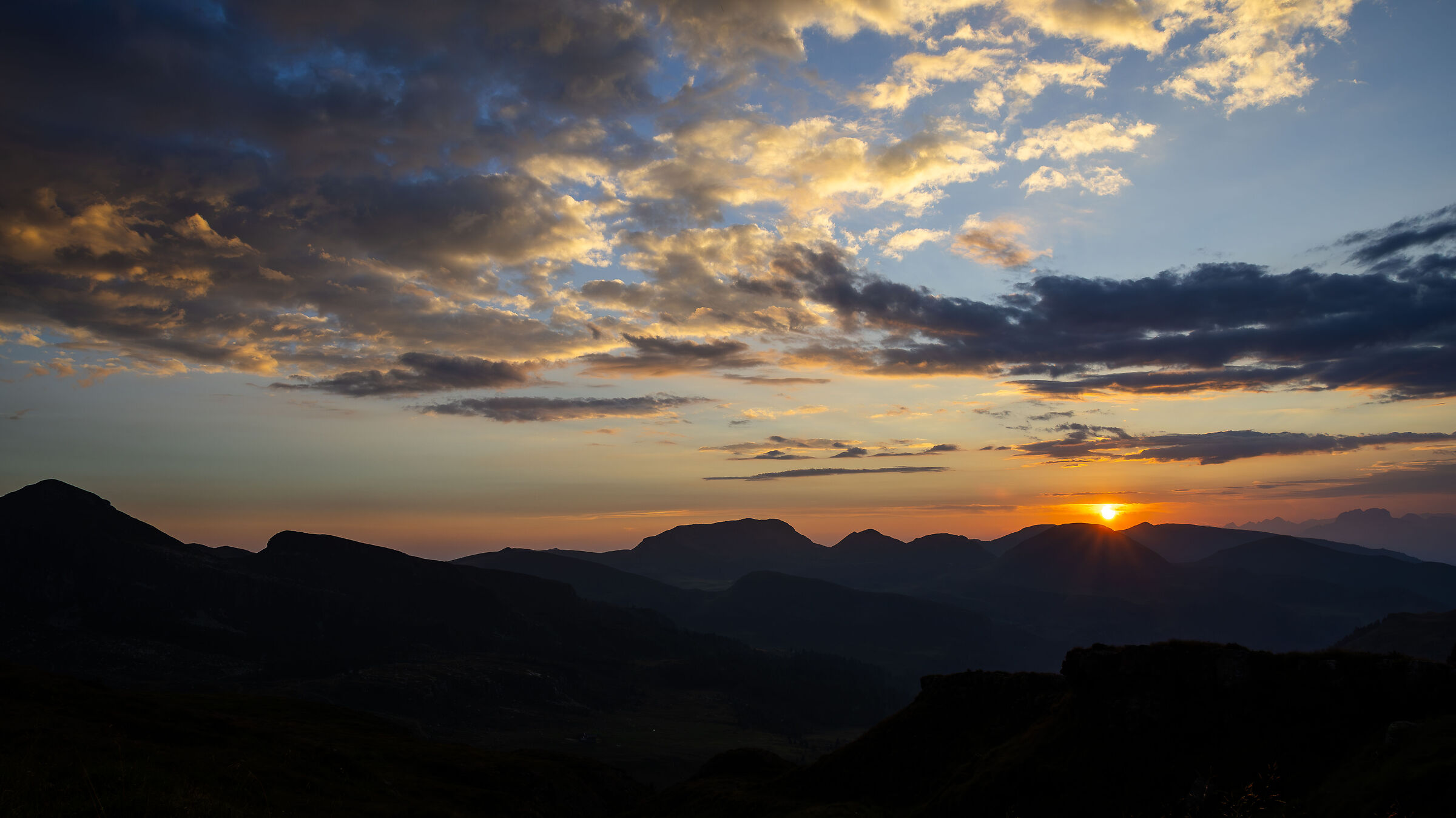 Sunset on roosters' hump