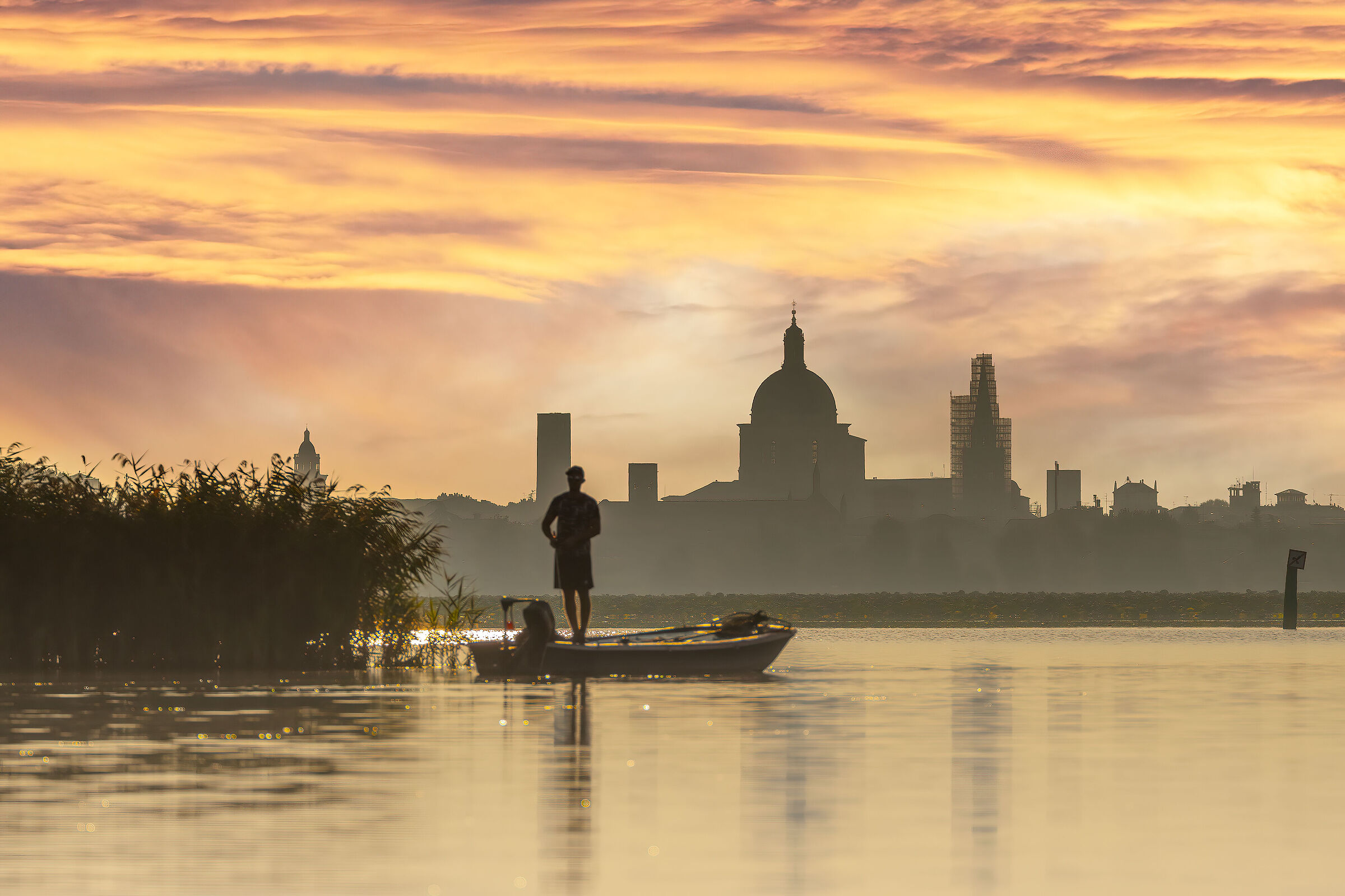 Mantova storica, scatto dal Lago Superiore di Mantova.