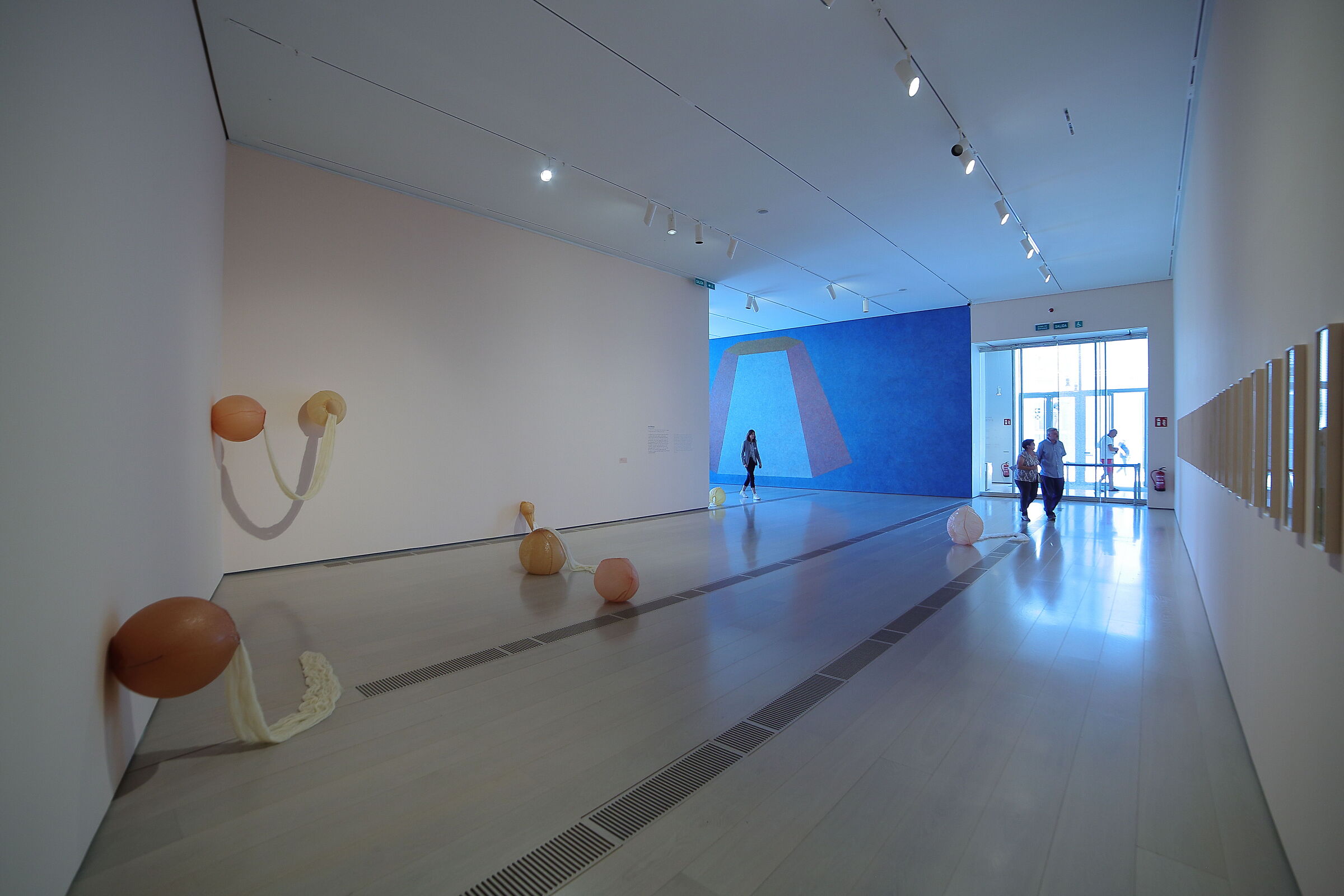 Un mix di arte contemporanea, luce e colori.