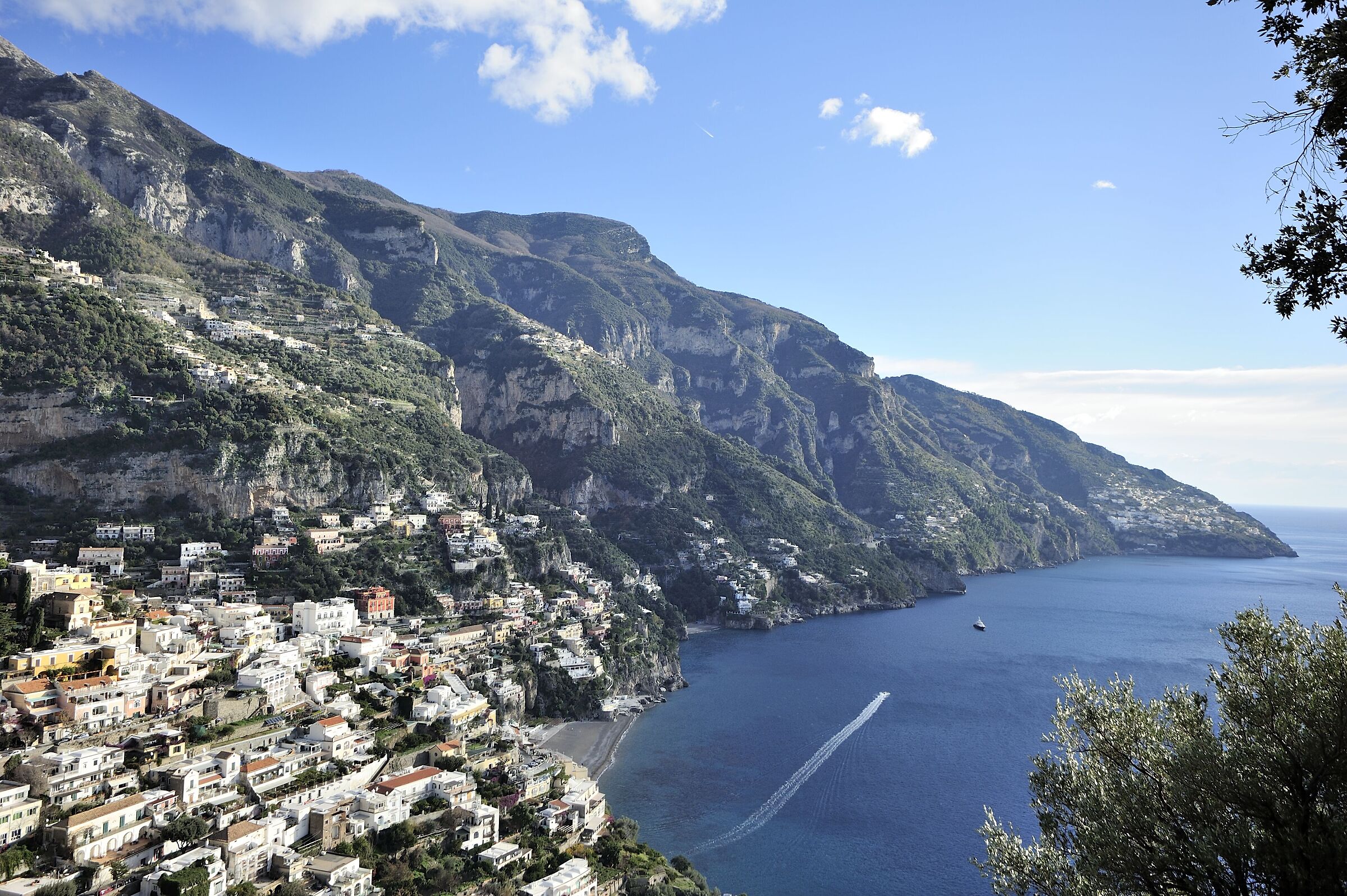 Uno scorcio della costiera amalfitana