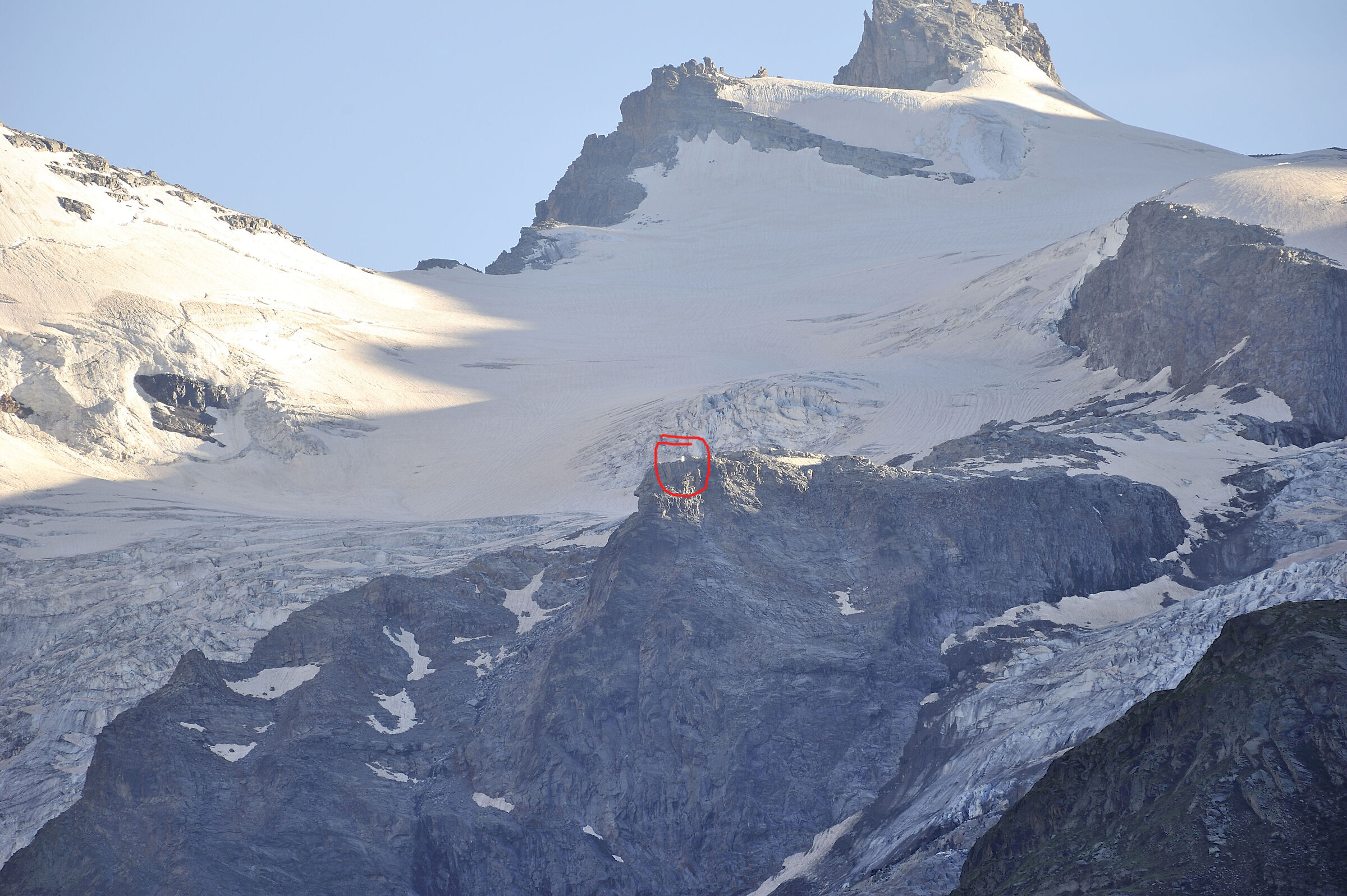 All'ombra dell'ultimo sole, luccica il bivacco Pol