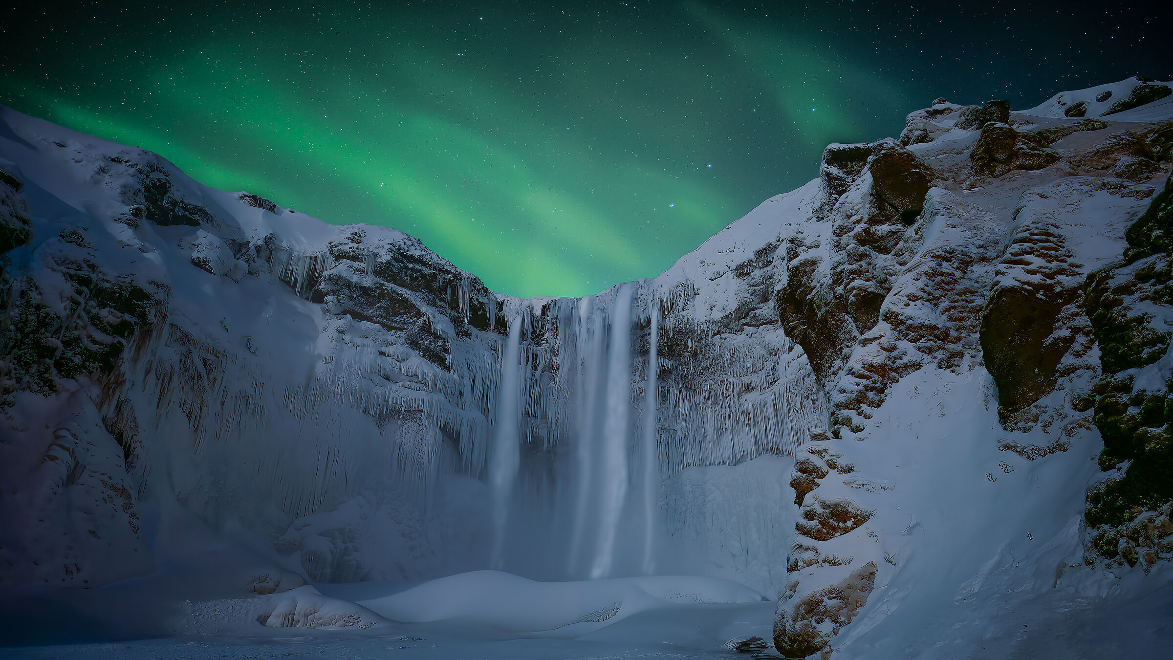 Waterfall kissed by the norhern light
