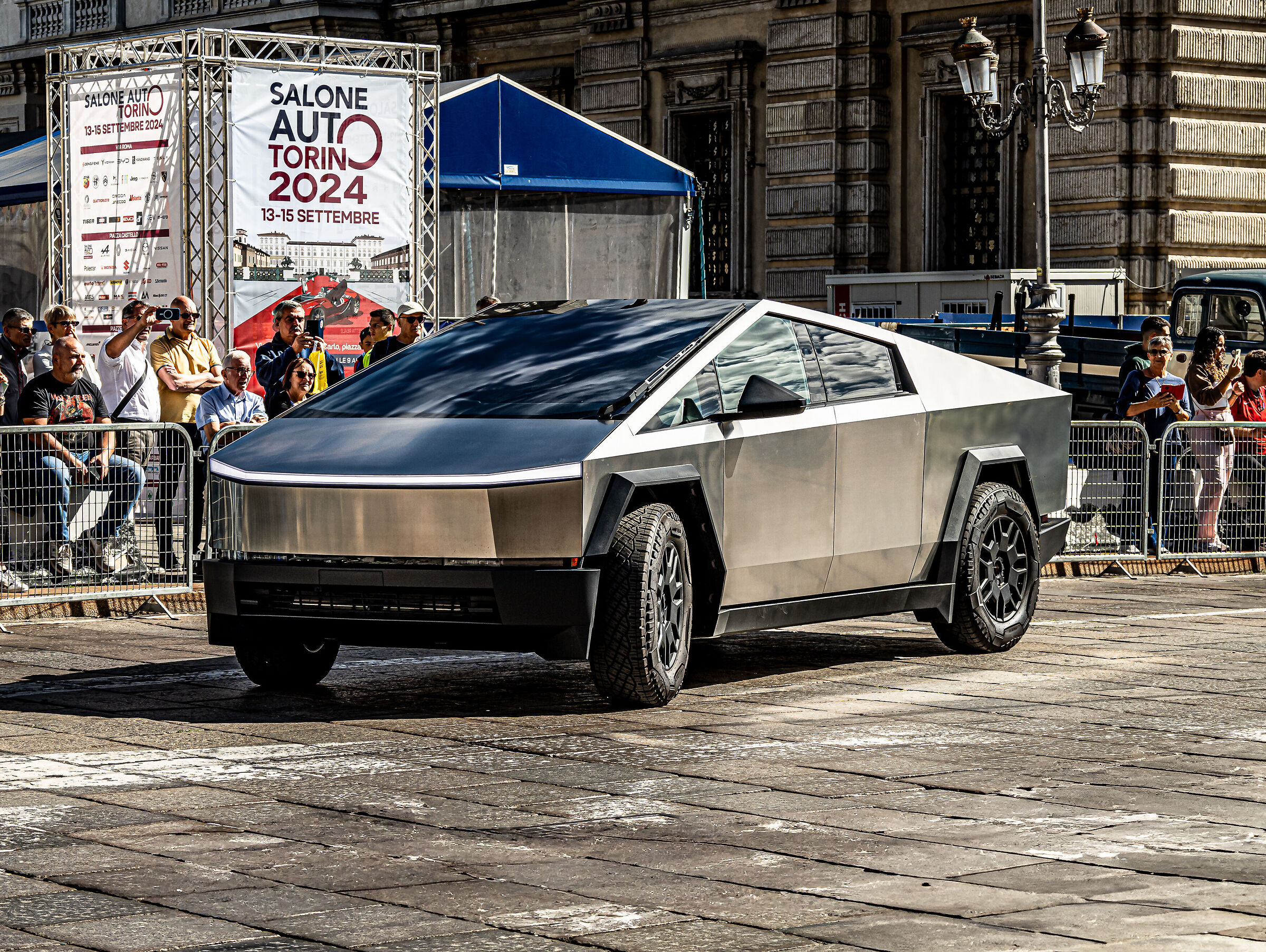 Direttamente dal futuro...Tesla Cybertruck