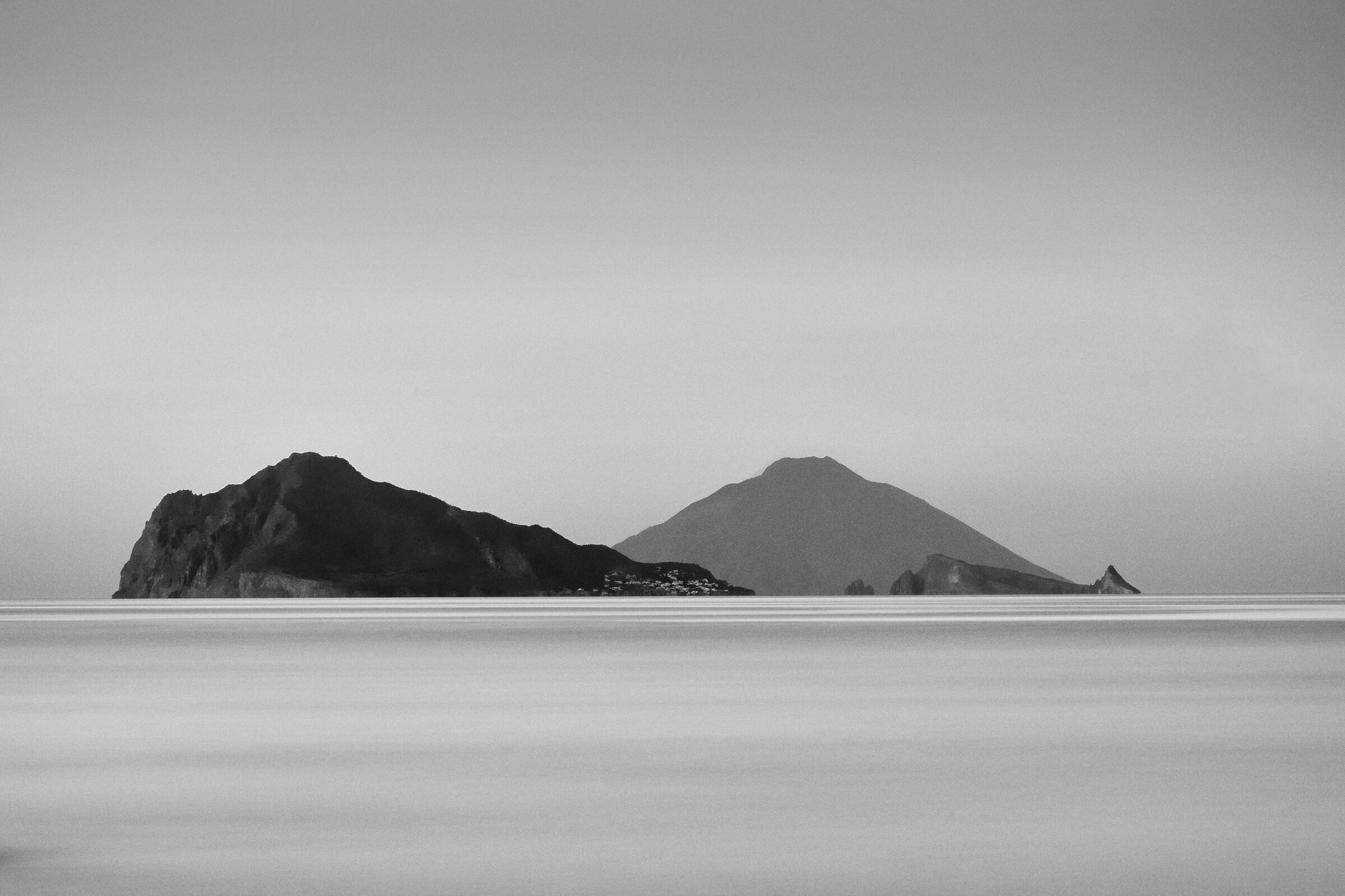 Le isole di Panarea e  Vulcano viste da Lipari