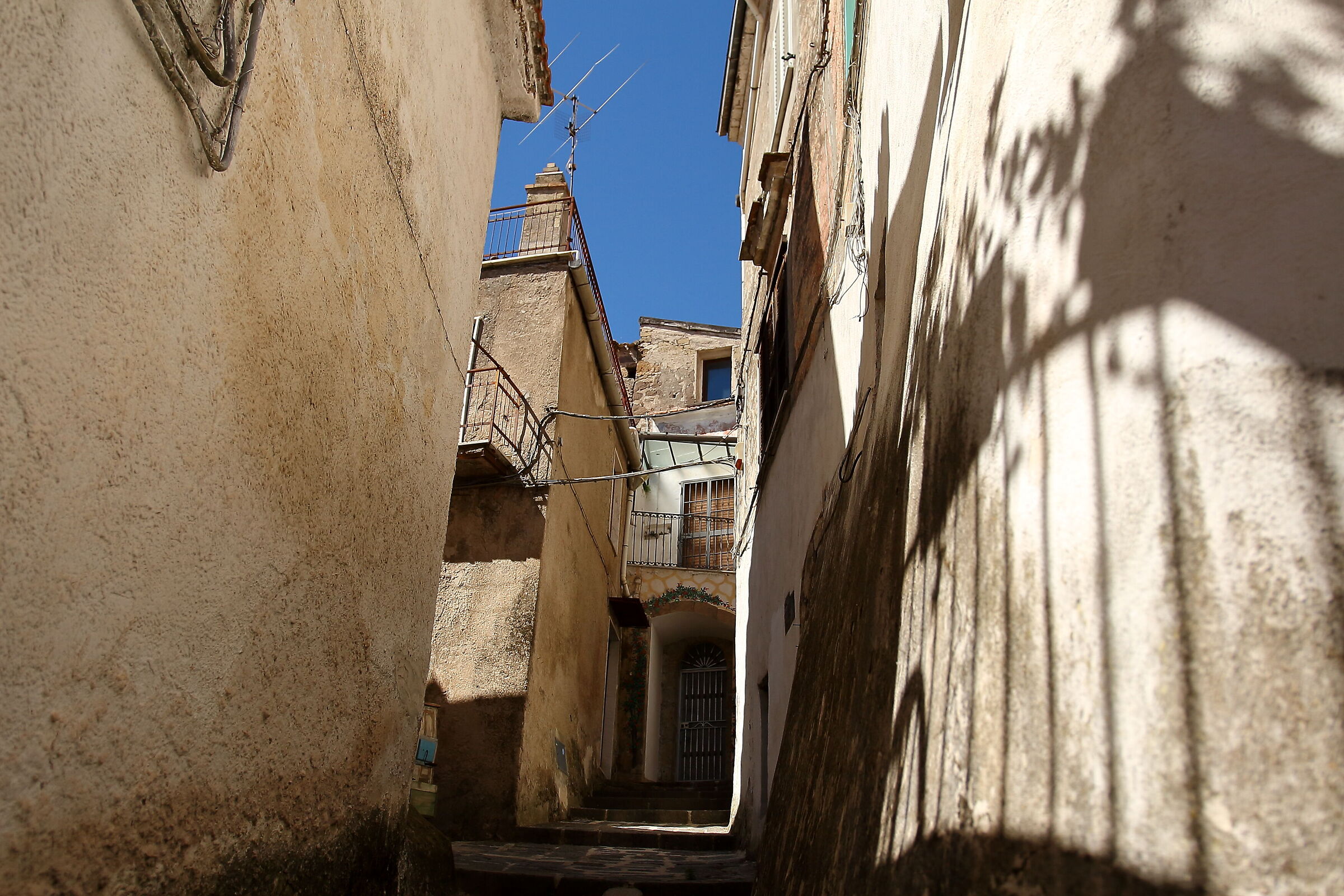 Uphill alley