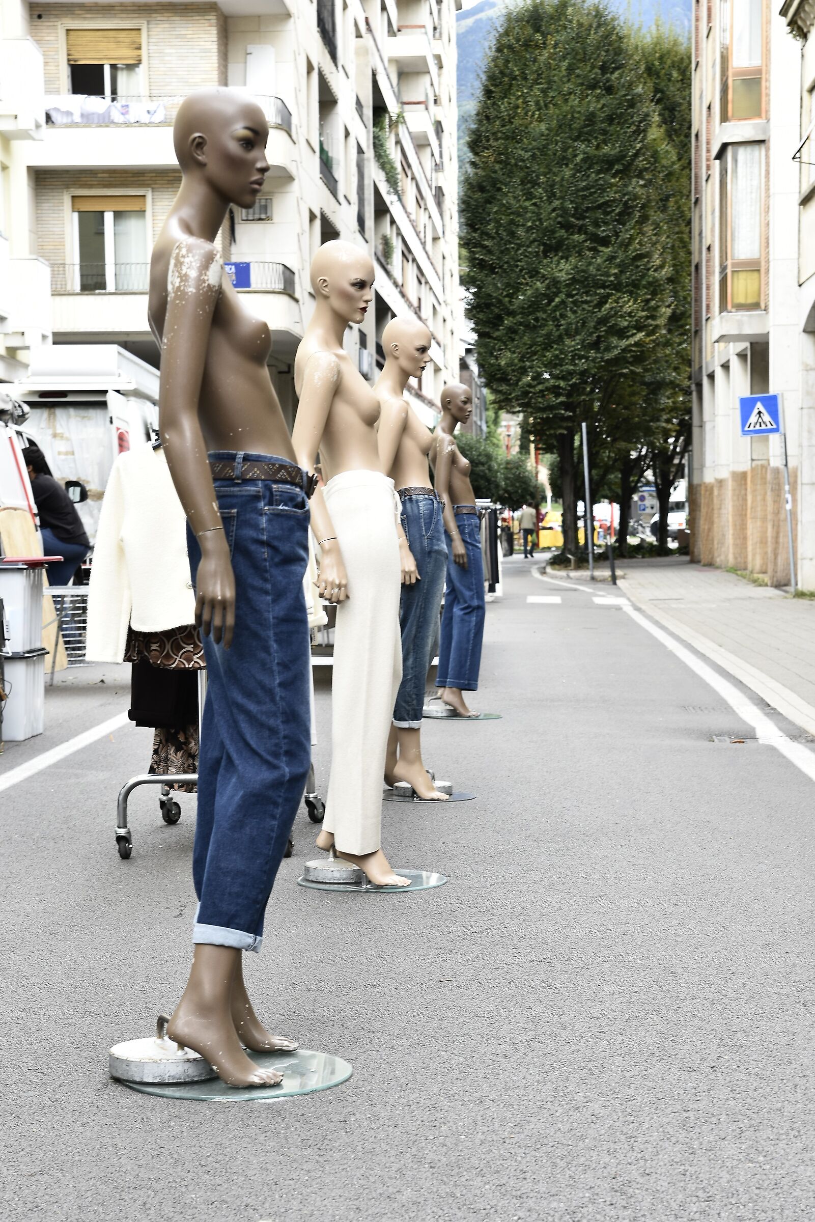 Shio - manichine al mercato del sabato