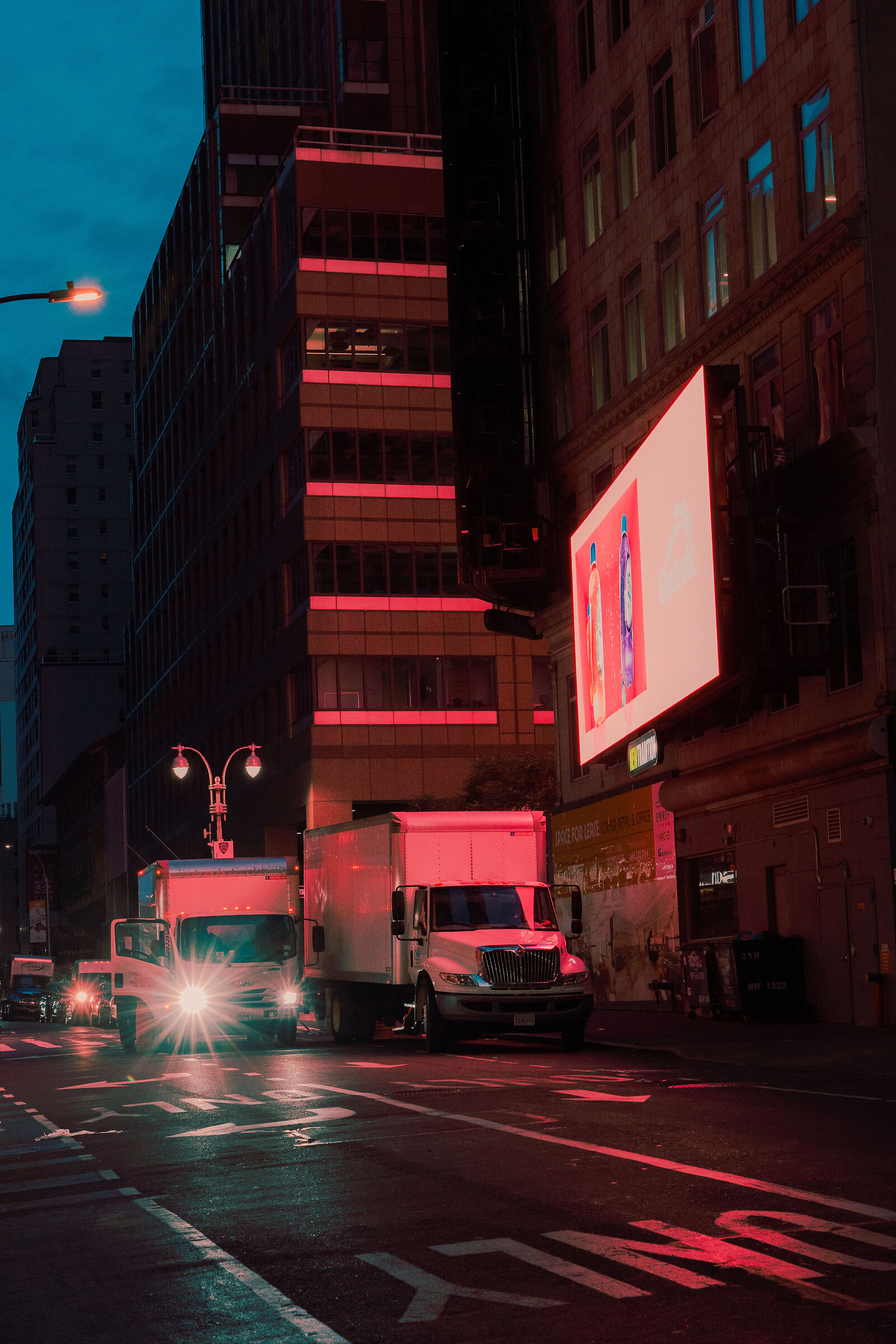 La città si sveglia sotto luci a neon