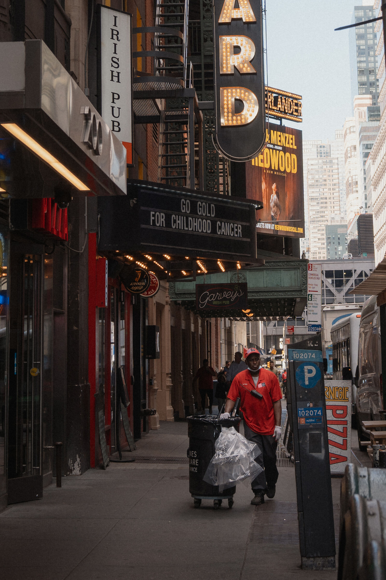 Between alleys and theaters