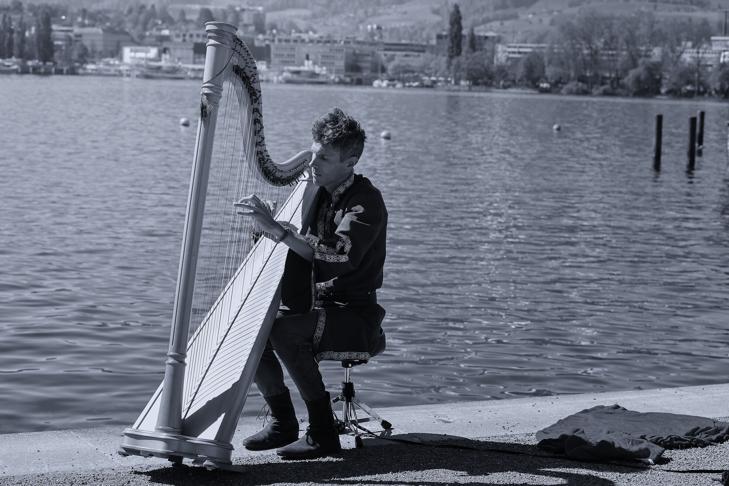 Note in riva al lago