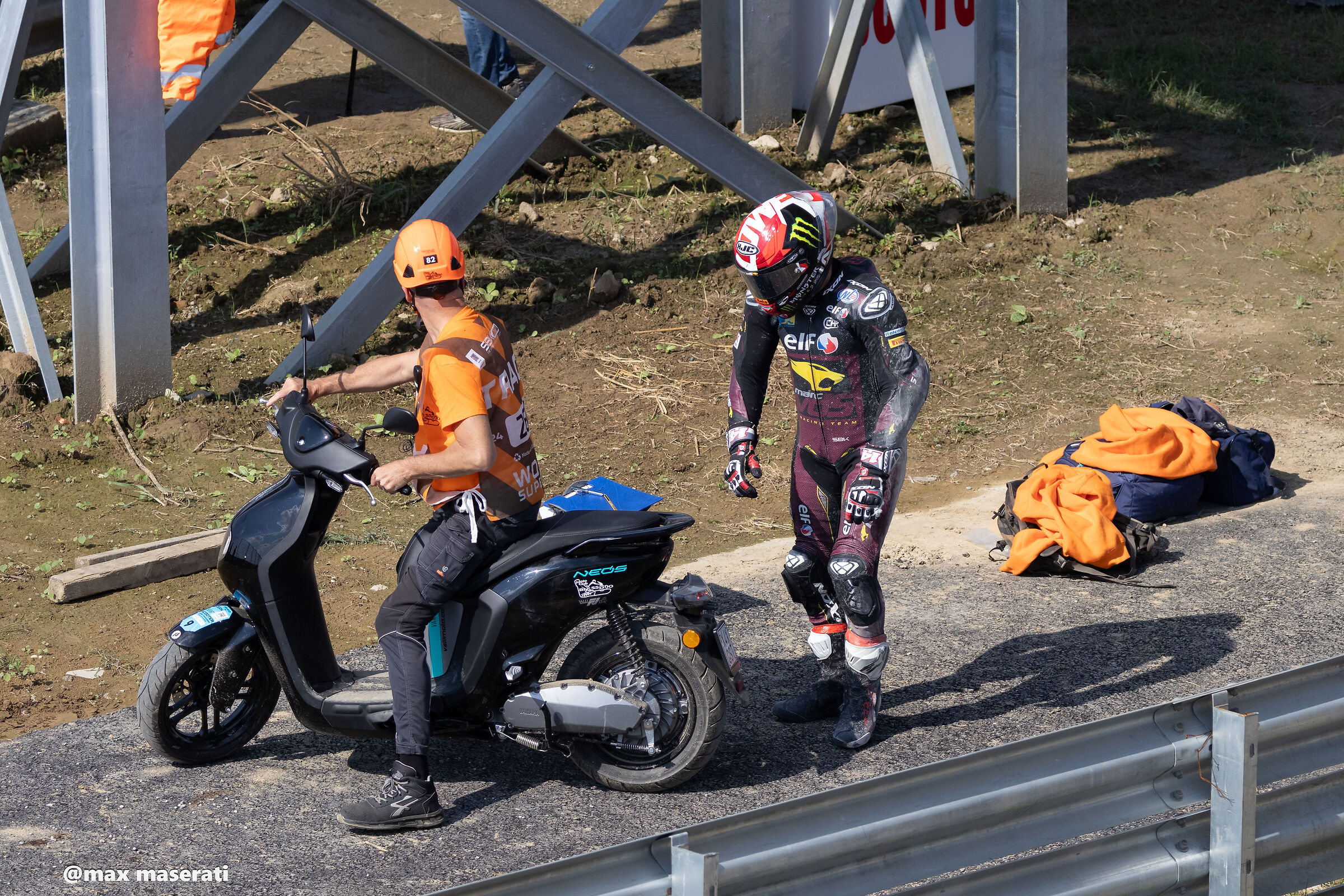 sam lowes a piedi