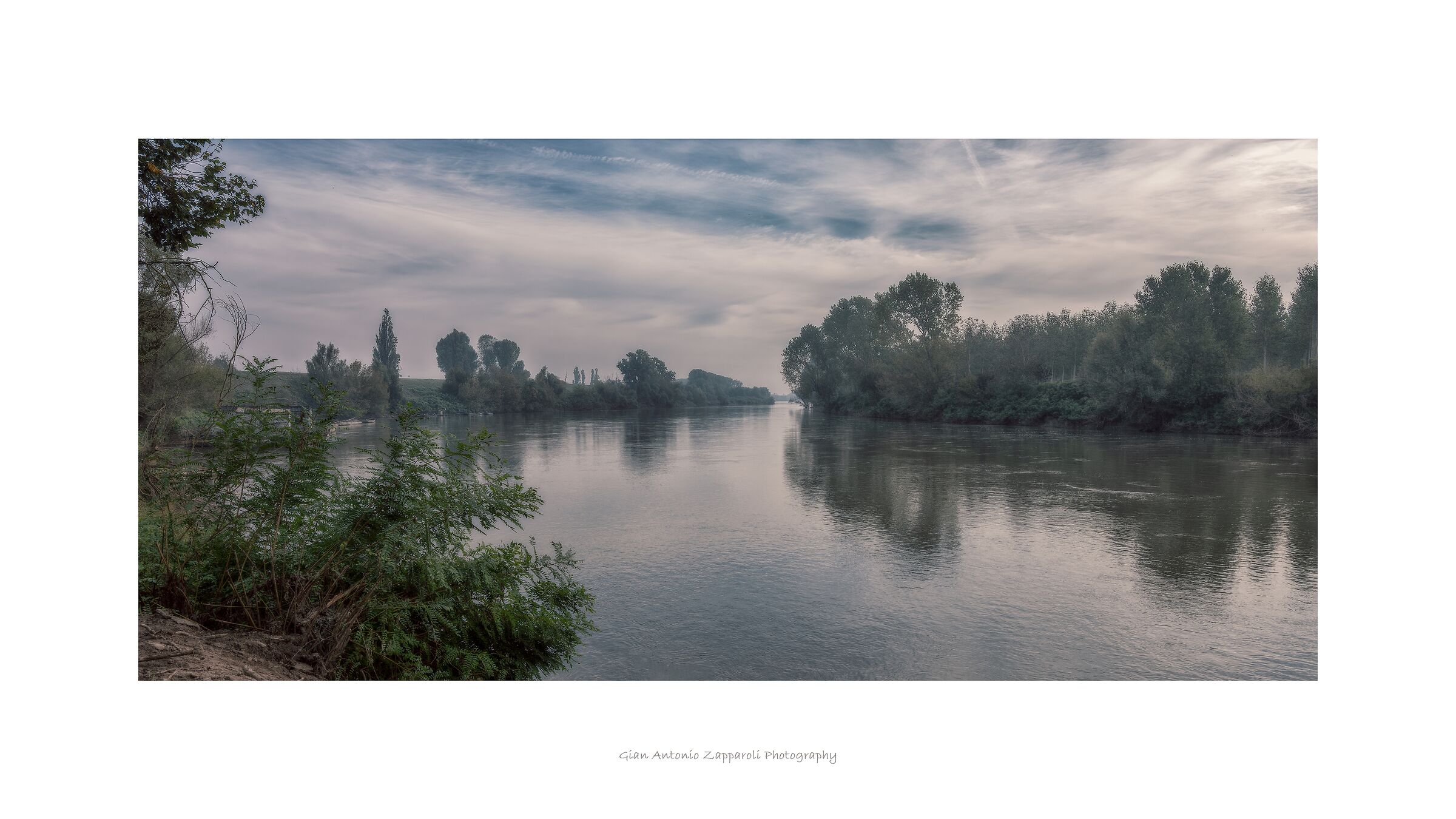 Torre d'Oglio (mn): confluence of the Oglio river into t...