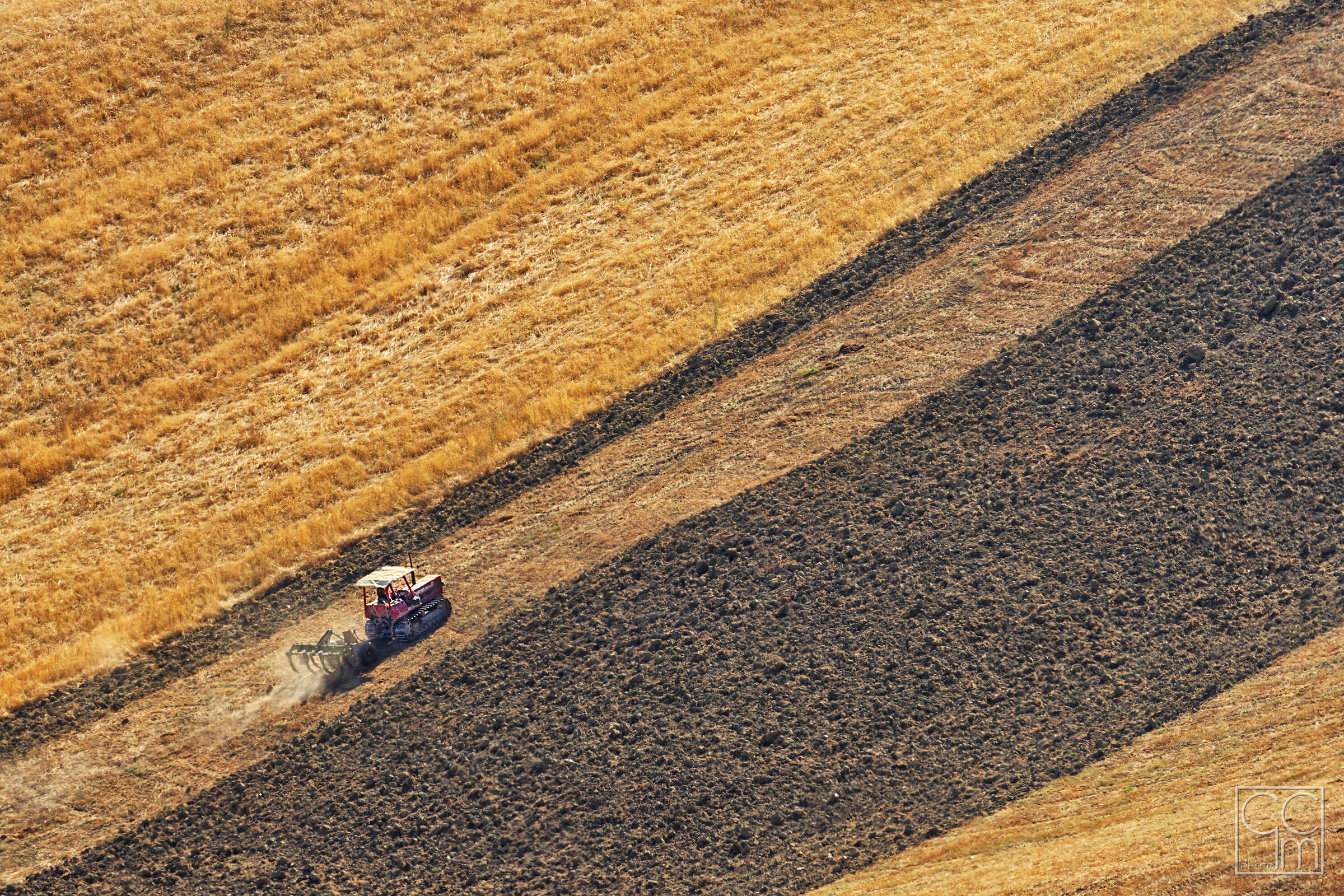 Paesaggio agreste minimalista senese con mezzo agricolo