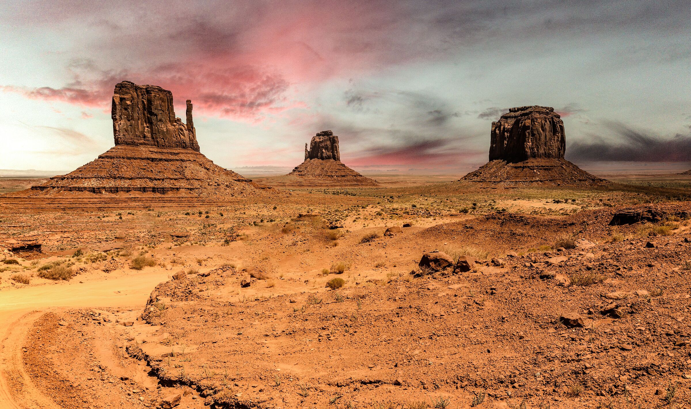 Monument Valley Navajo Tribal Park - the sunset begins