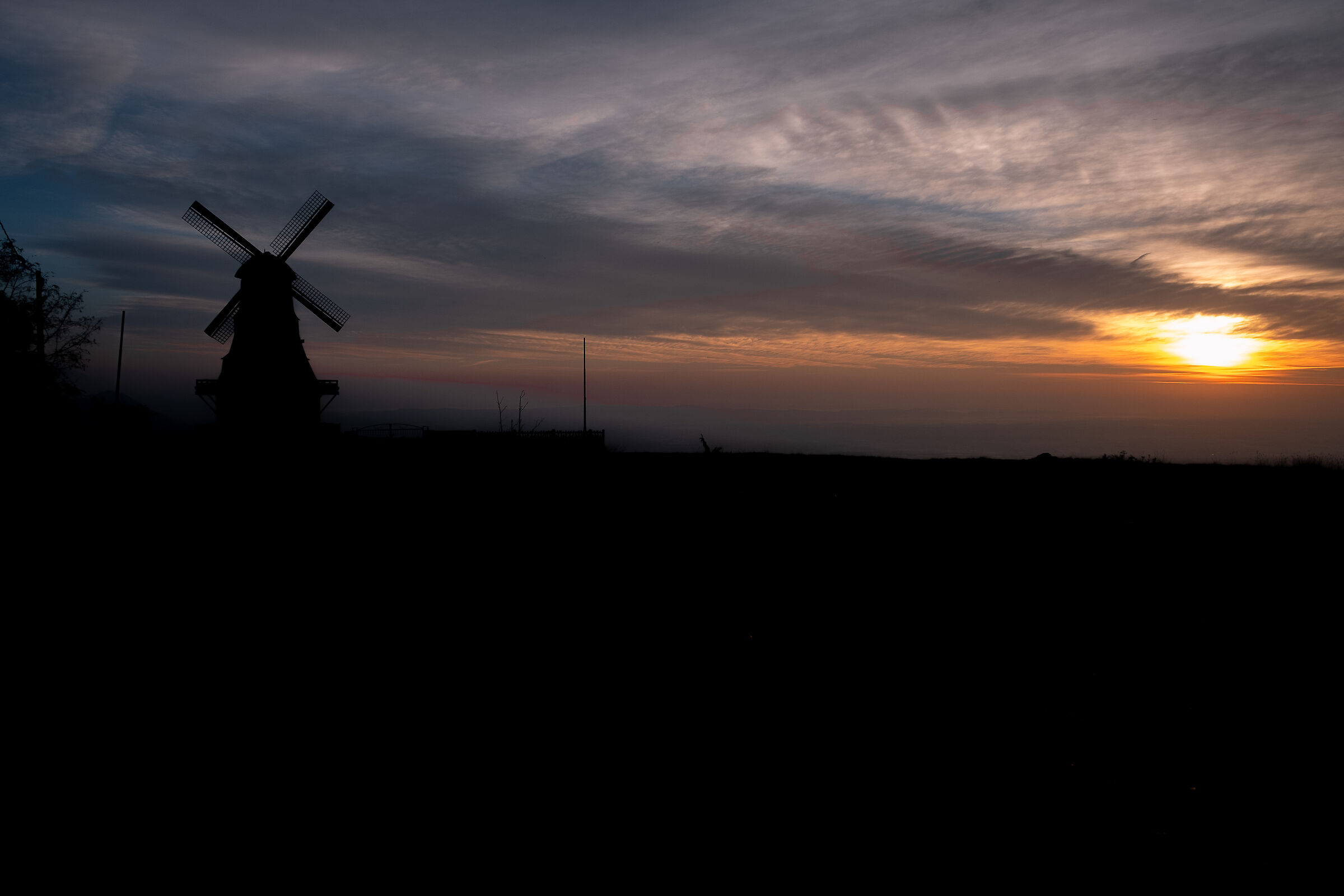 Un mulino nell'oscurità