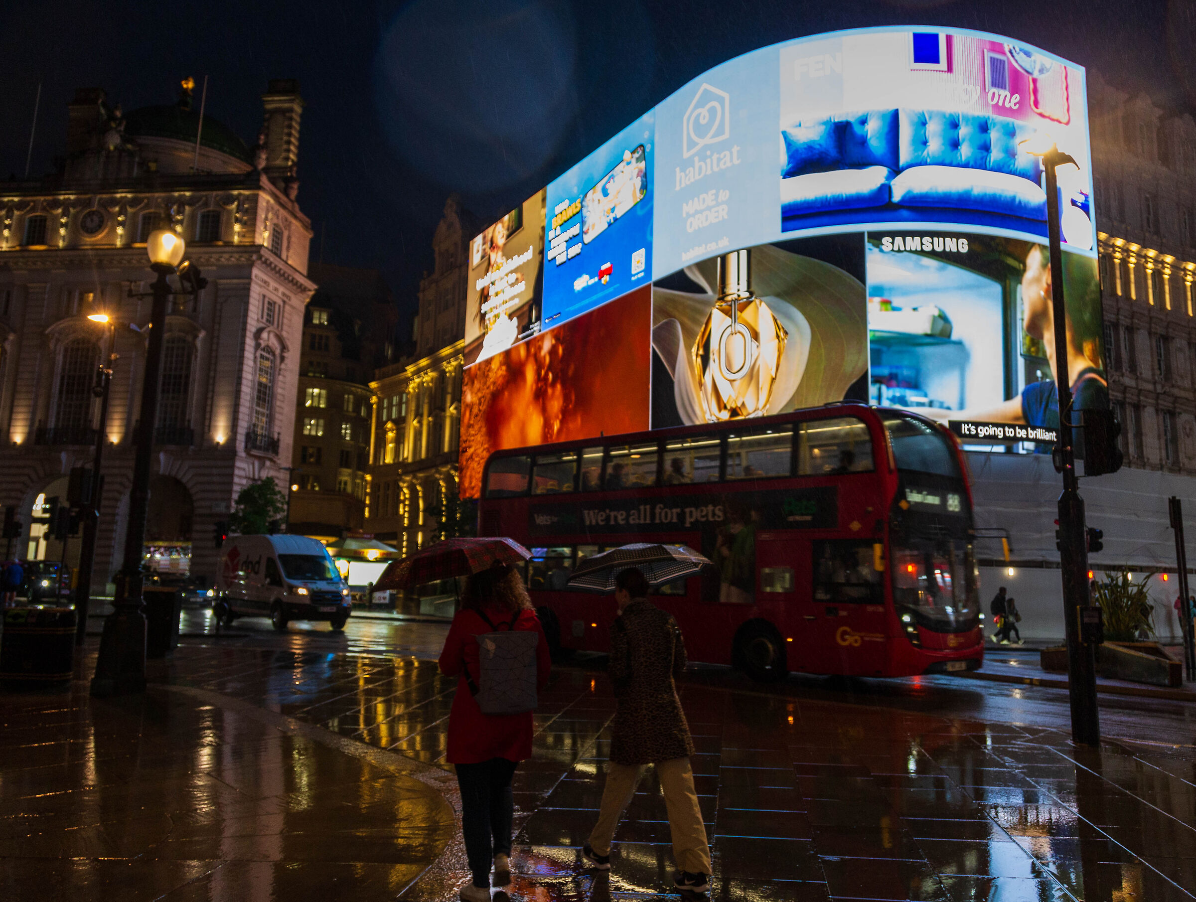 Notte piovosa a Piccadilly Square
