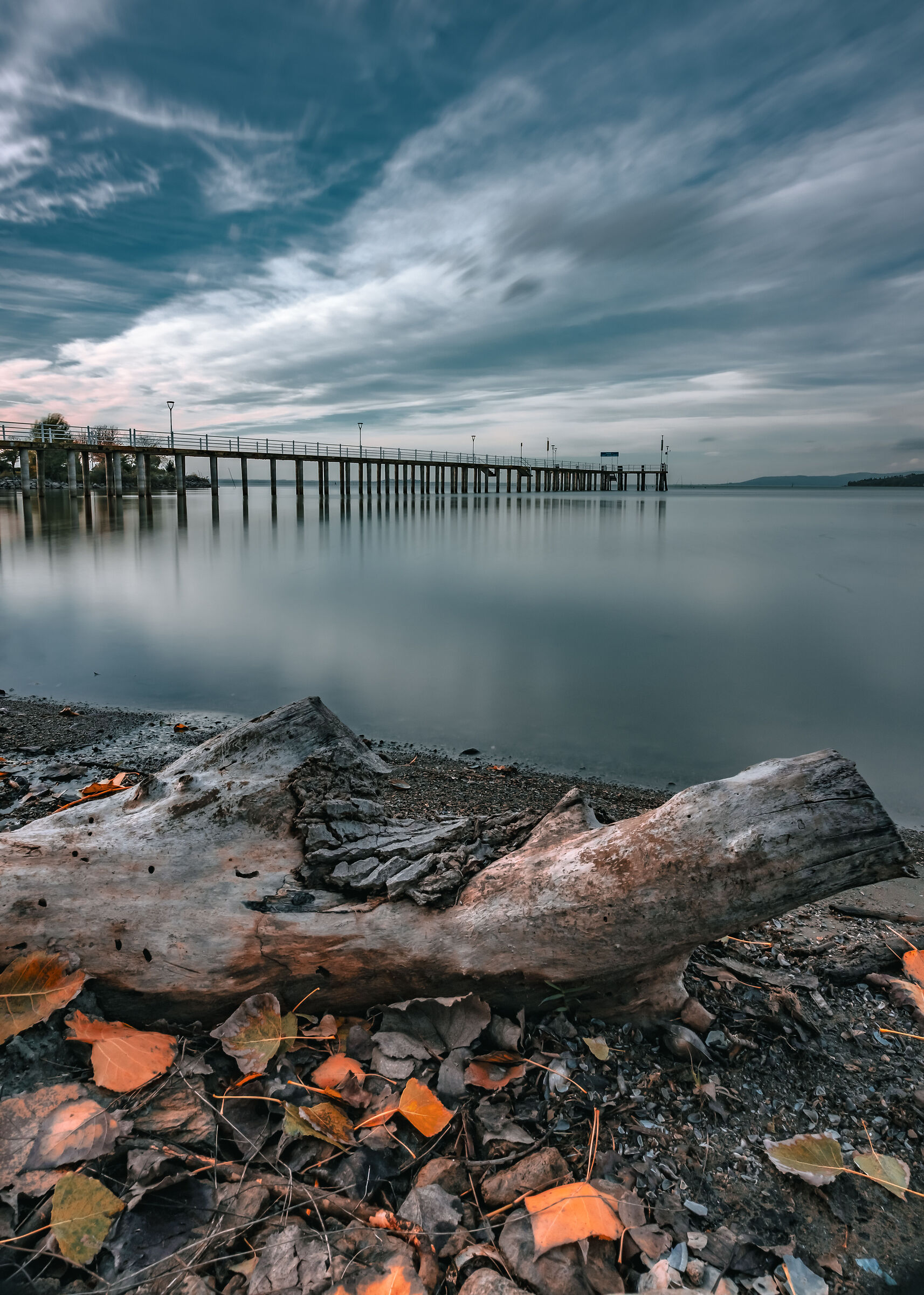 Flashes of autumn by the lake