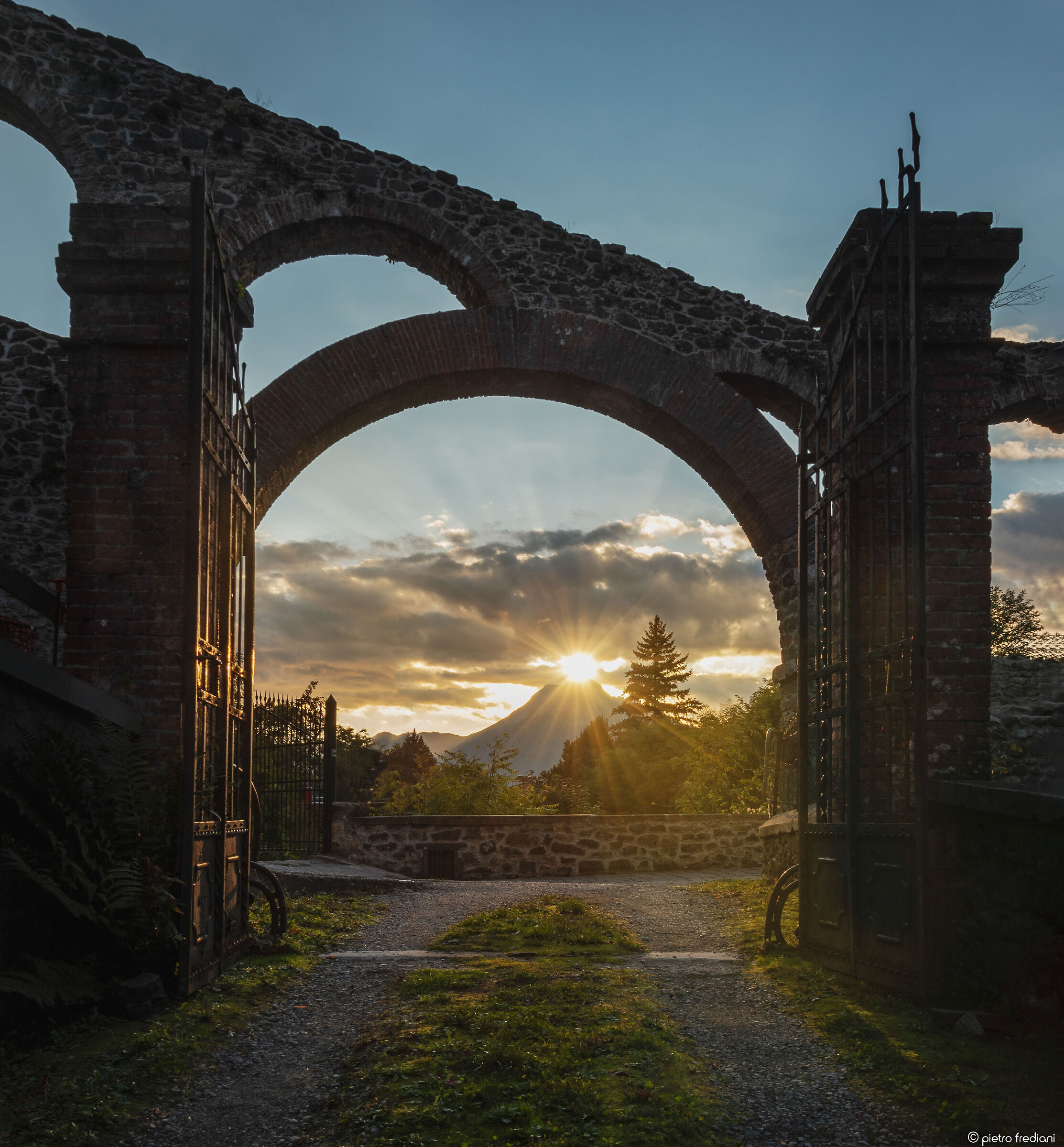 ... let the Queen of the Apuan Alps enter.....
