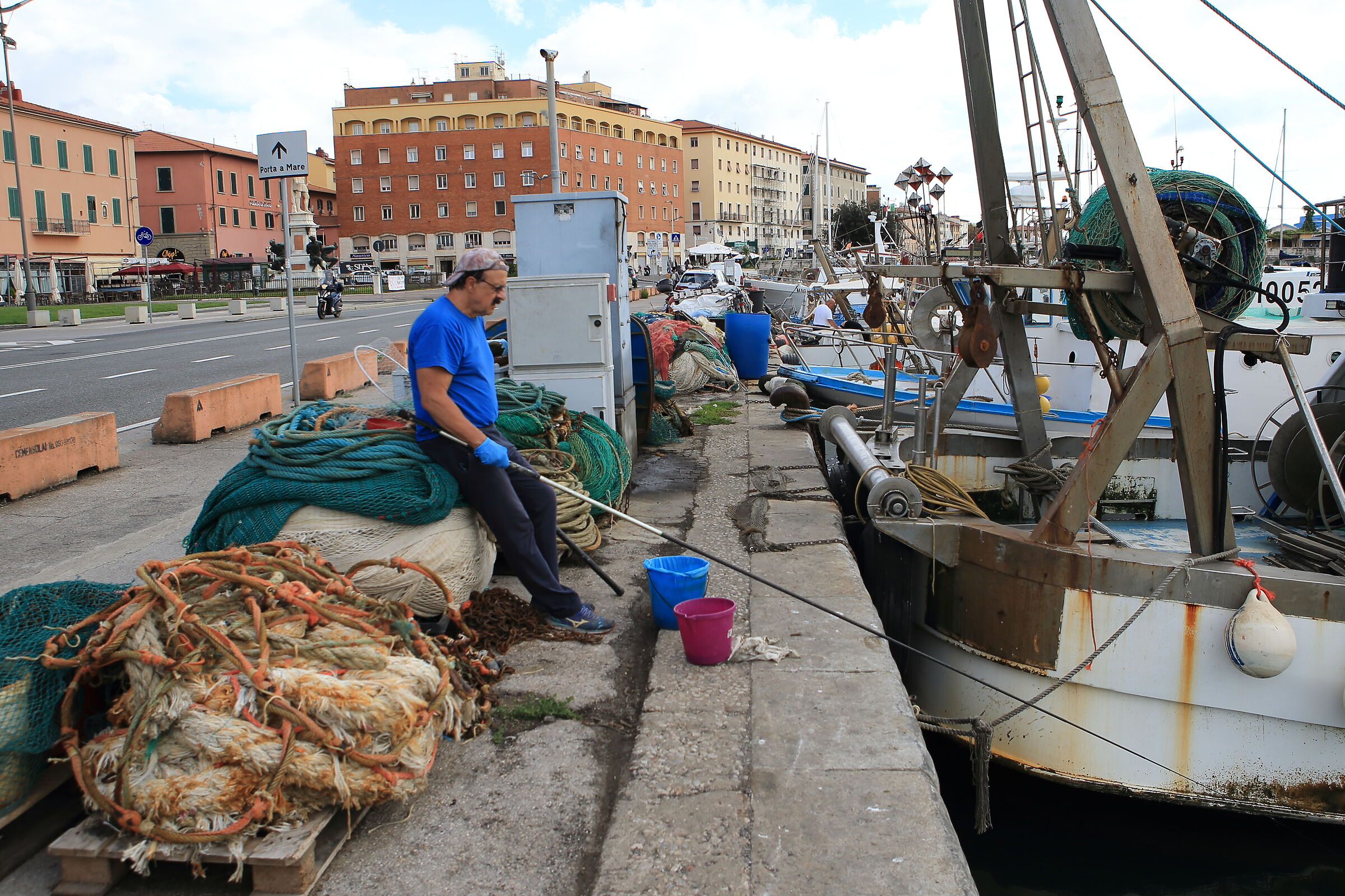 un pescatore al molo