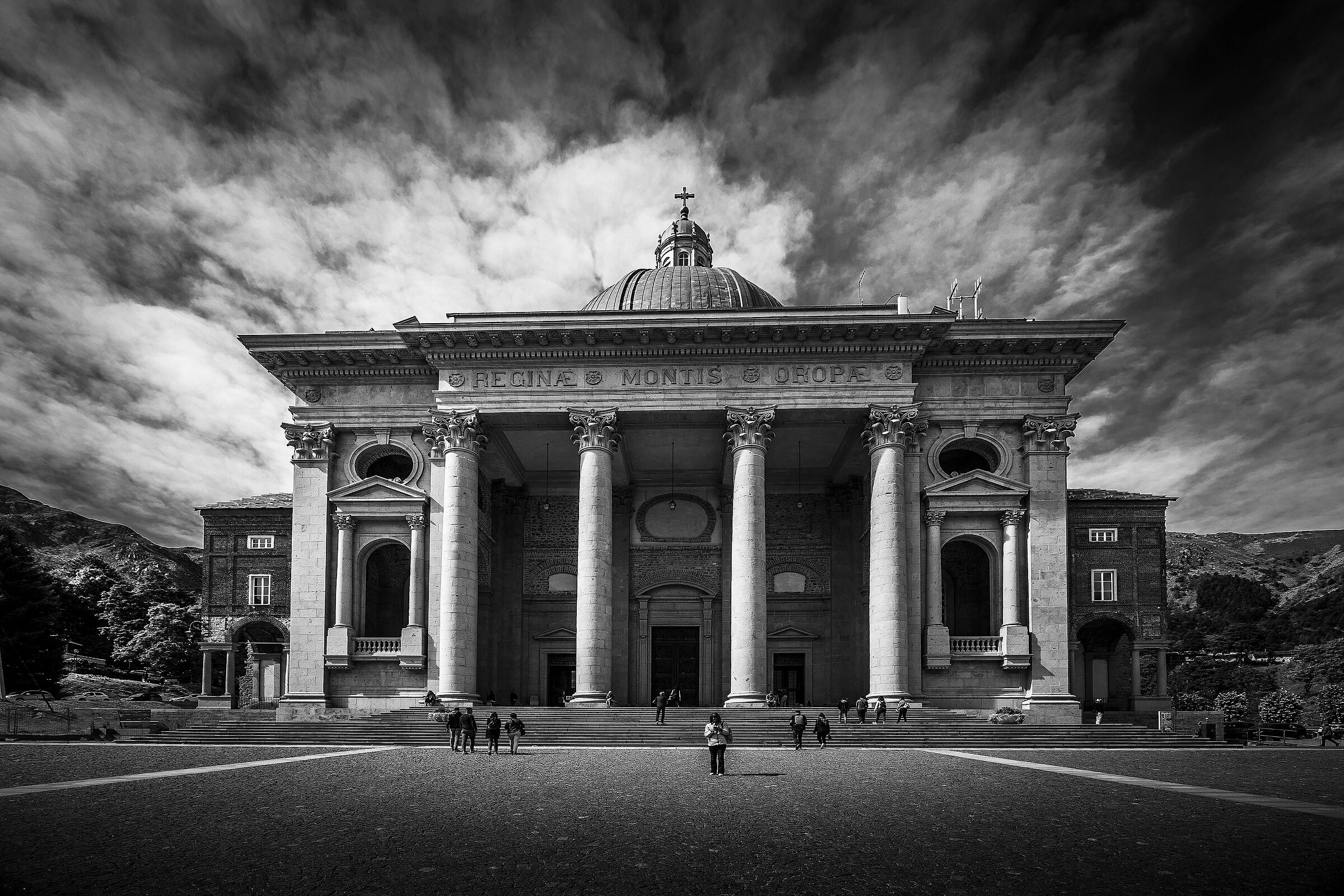Santuario d'oropa in bianco e nero