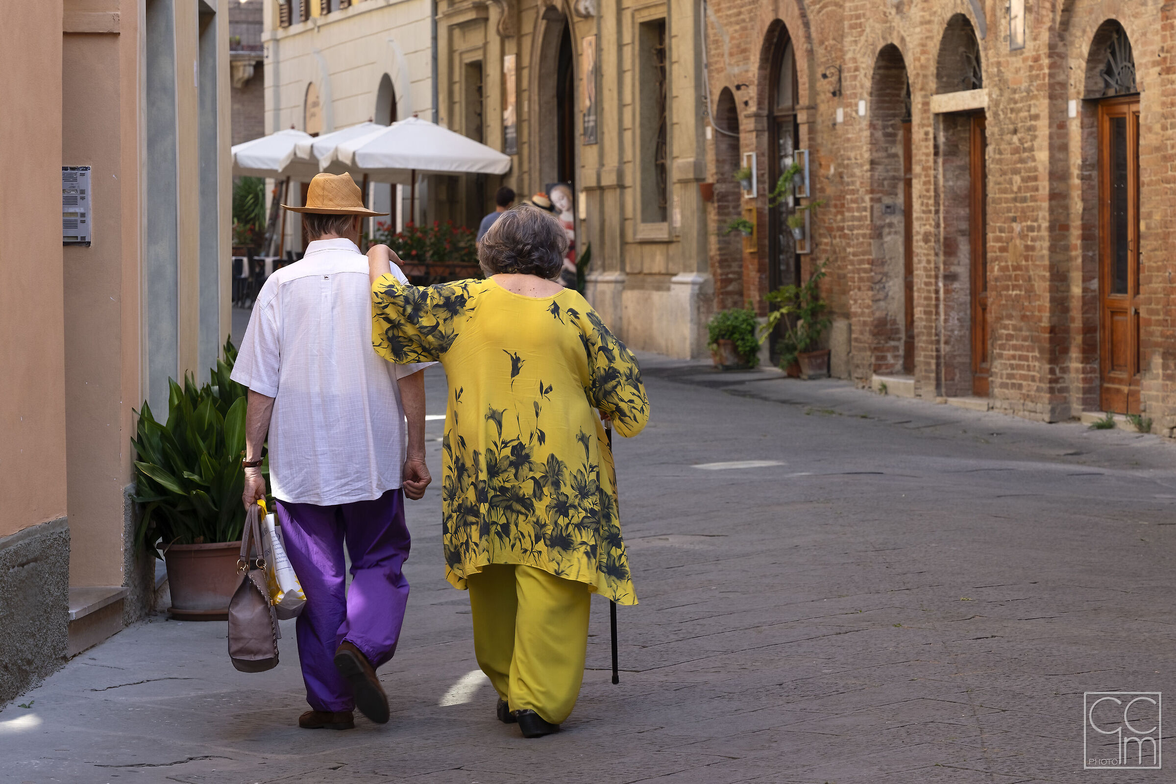 Polychrome tourists in the Sienese land