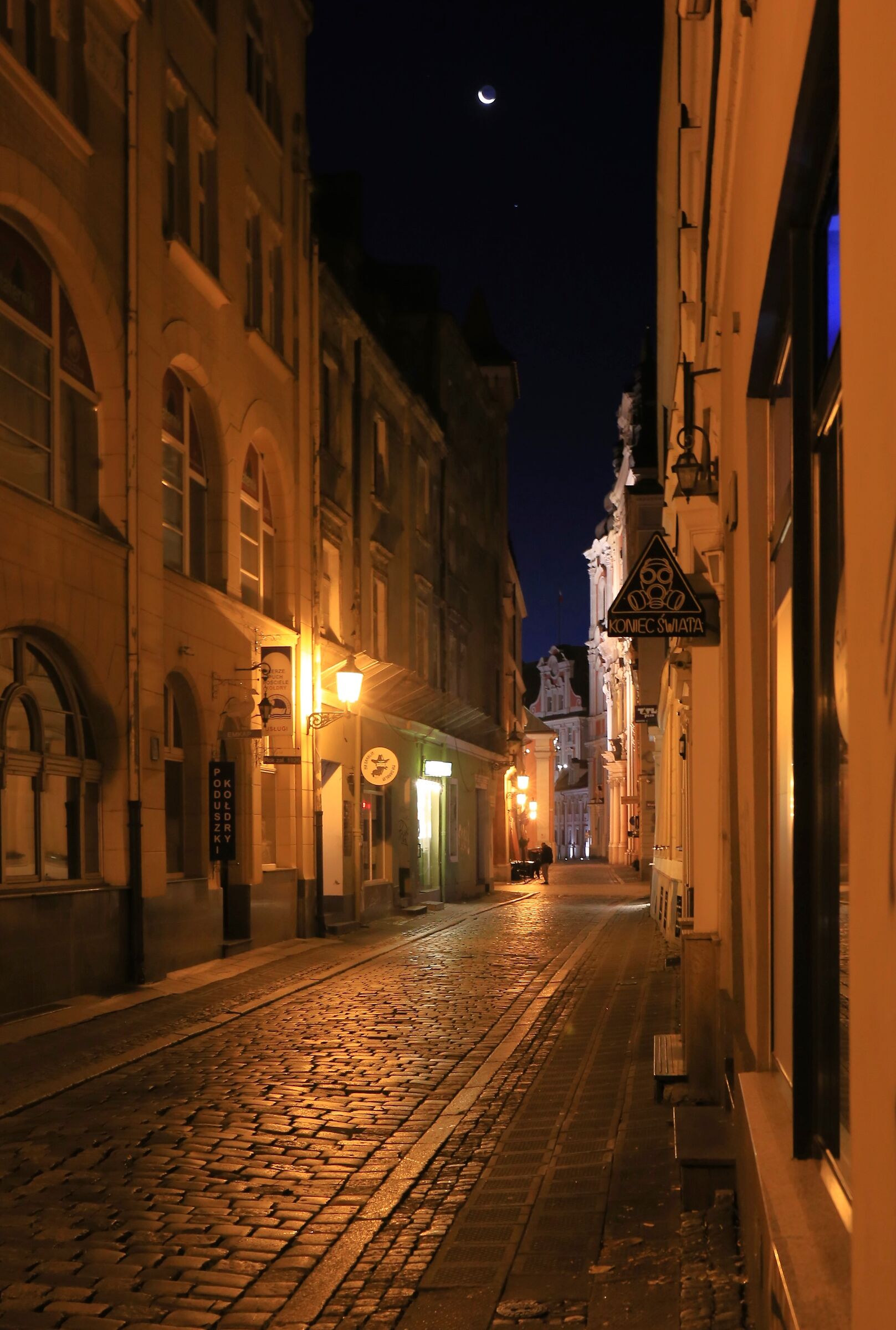 La luna ha colpito la città.