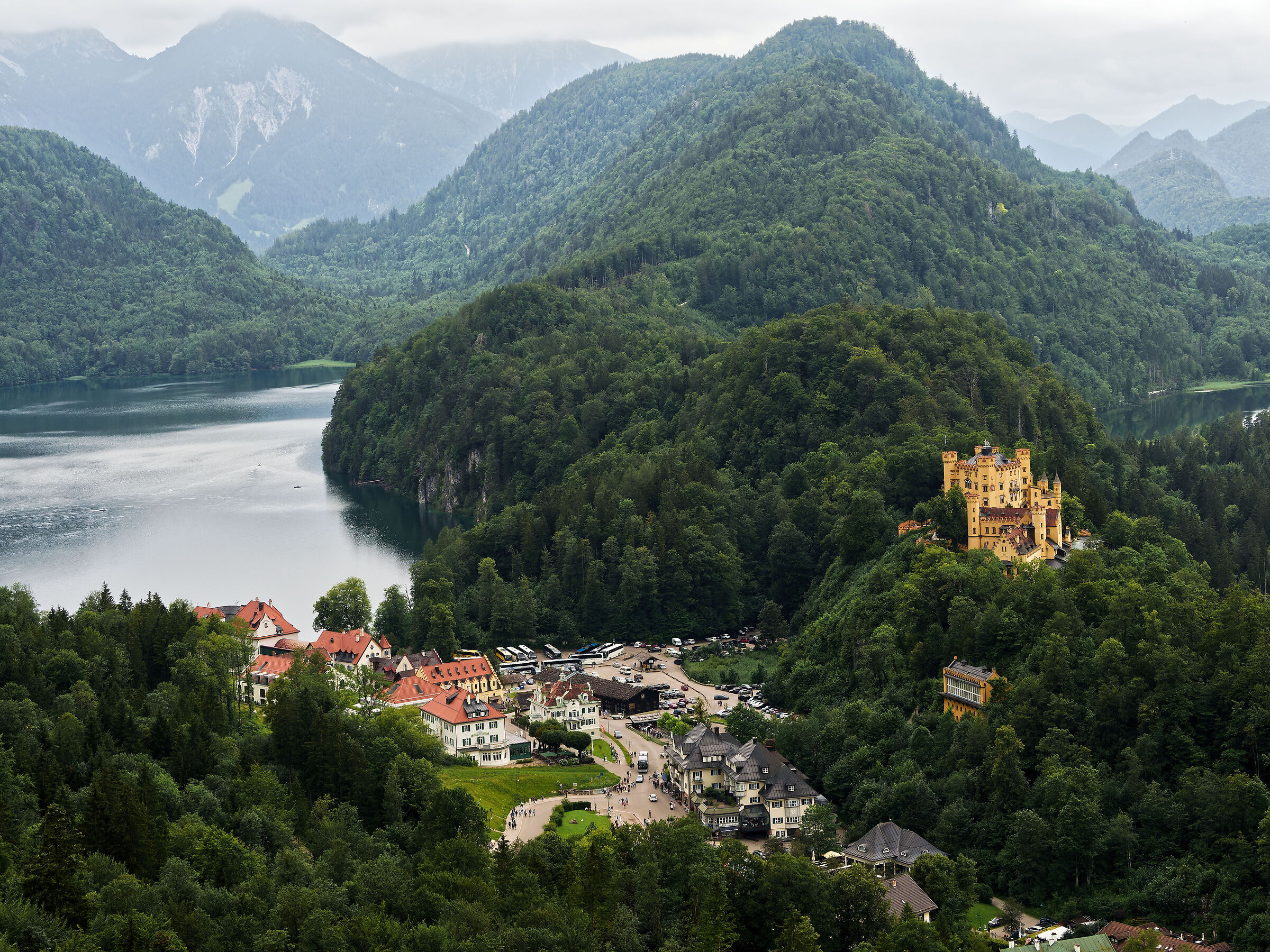 Castello di Hohenschwangau ed il lago Alpsee