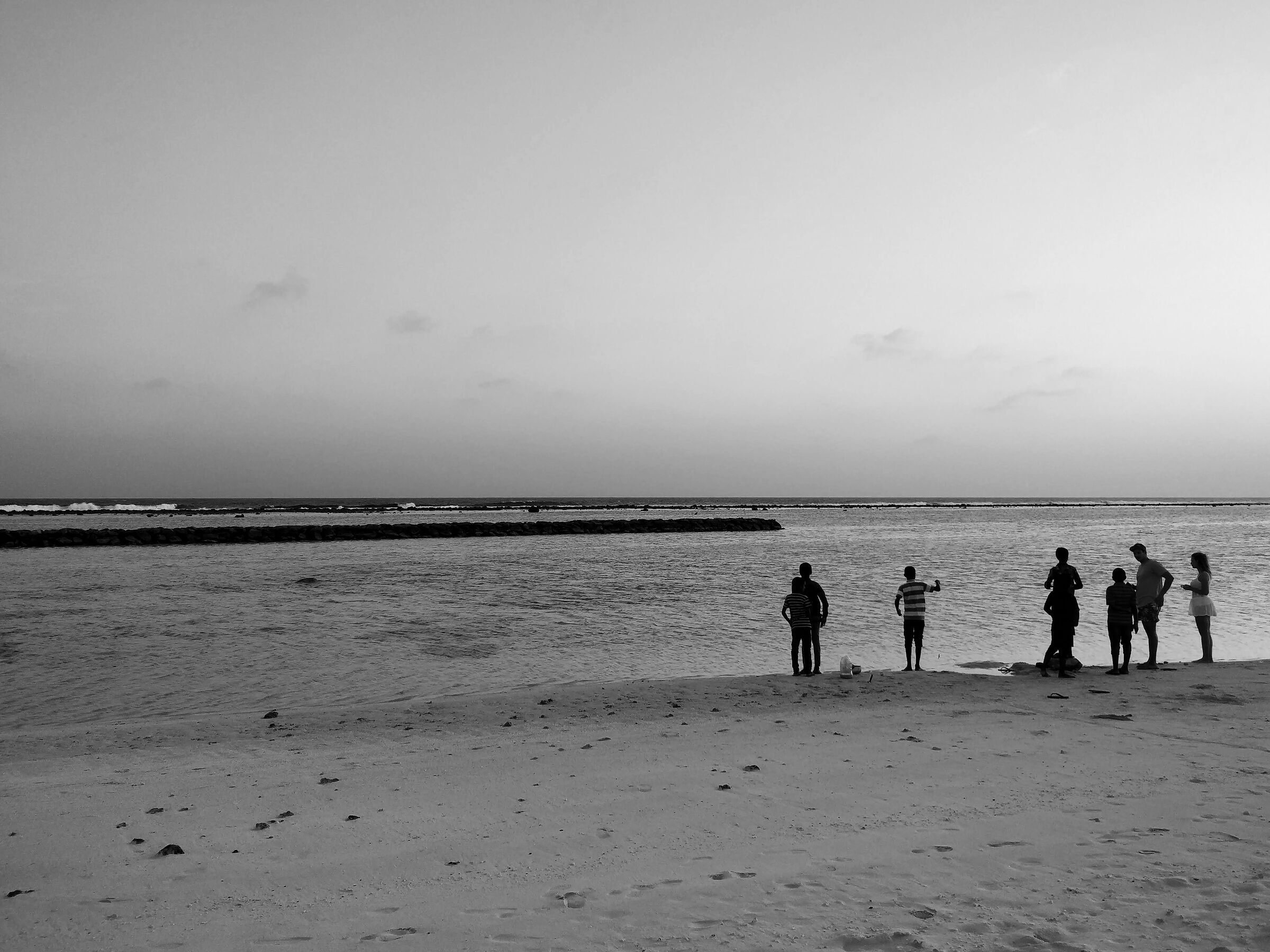 Bambini che giocano con dei turisti