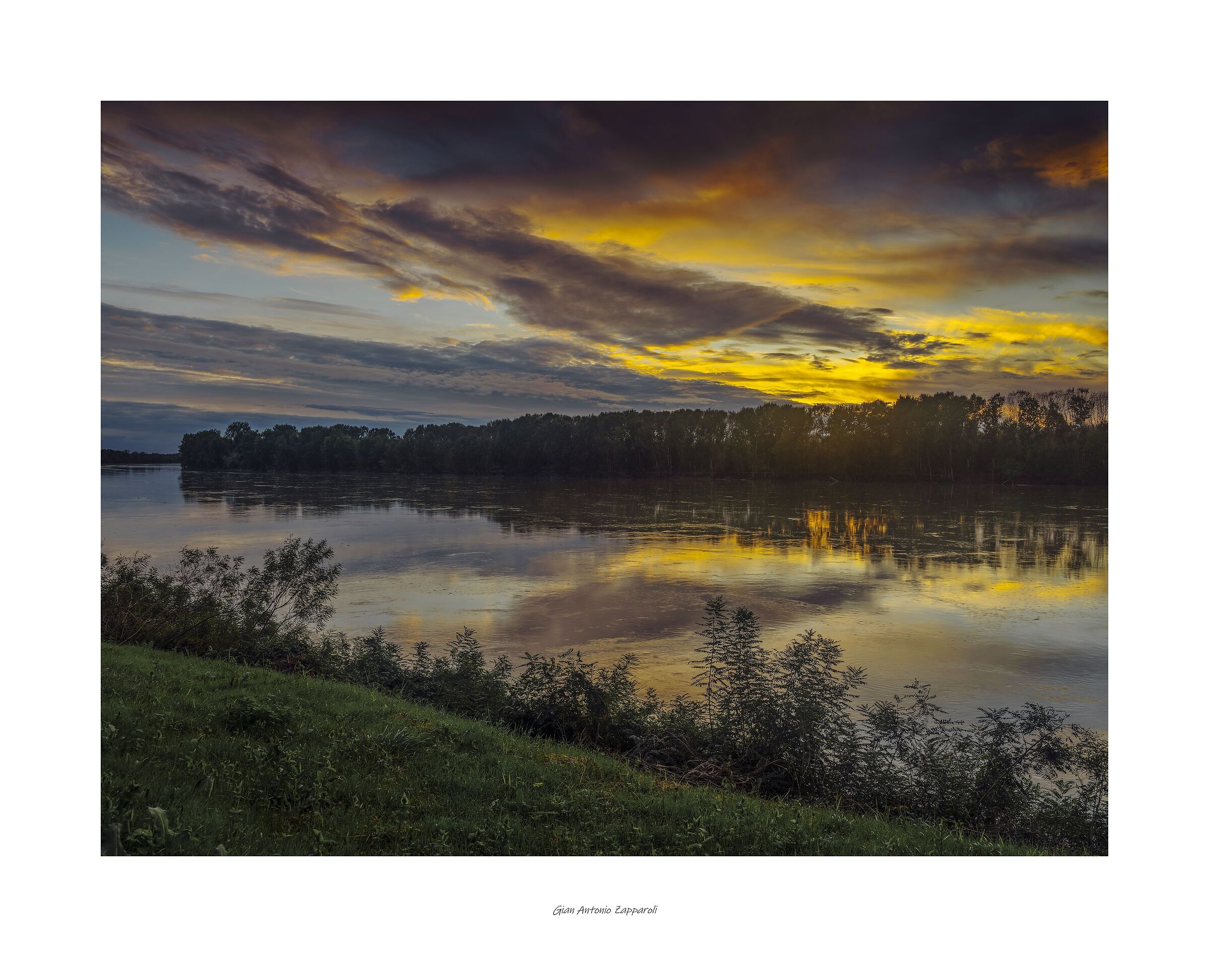 Un classico tramonto sul fiume