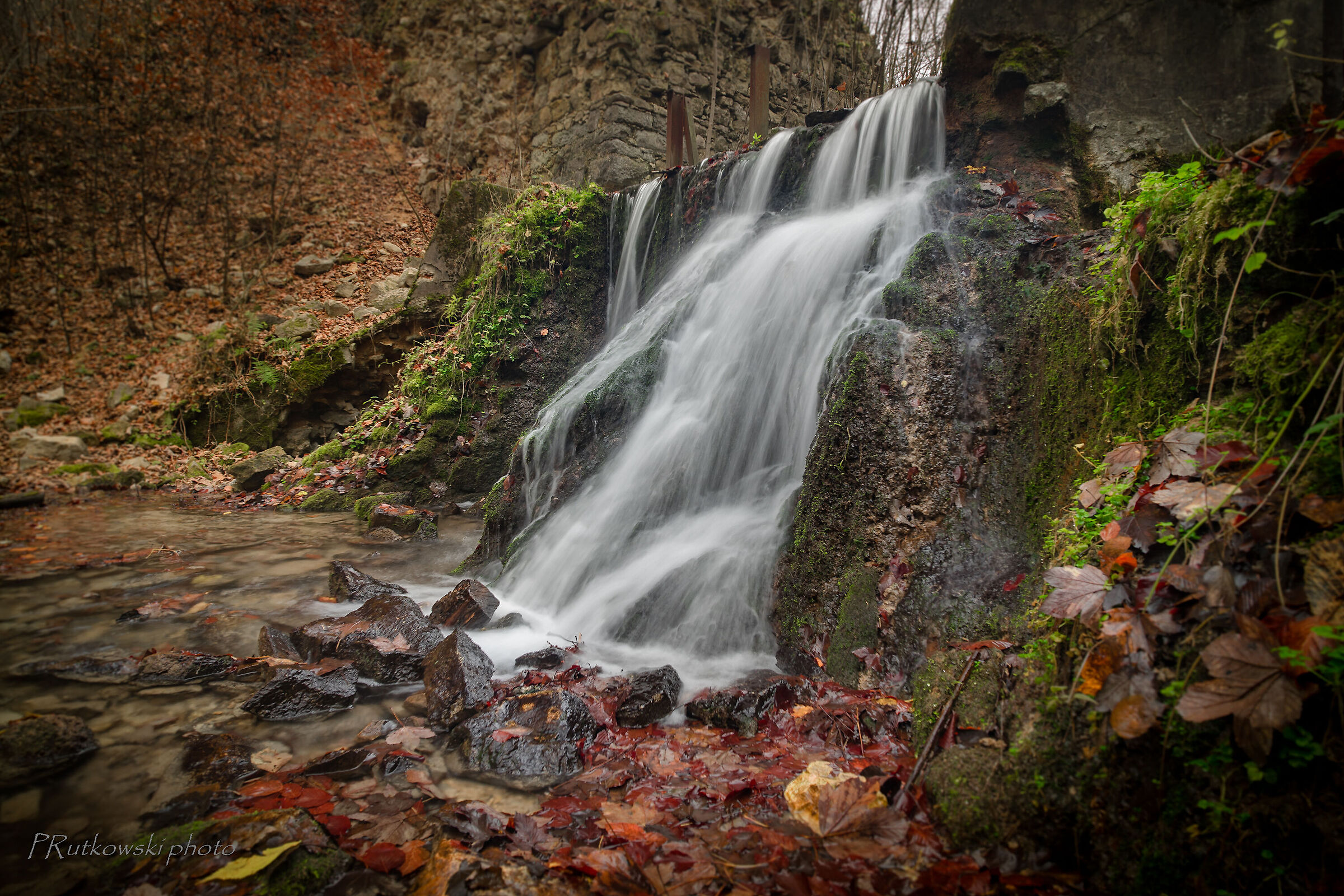 Ma&lstrok;y wodospad, potok Eliaszówka, Polska.