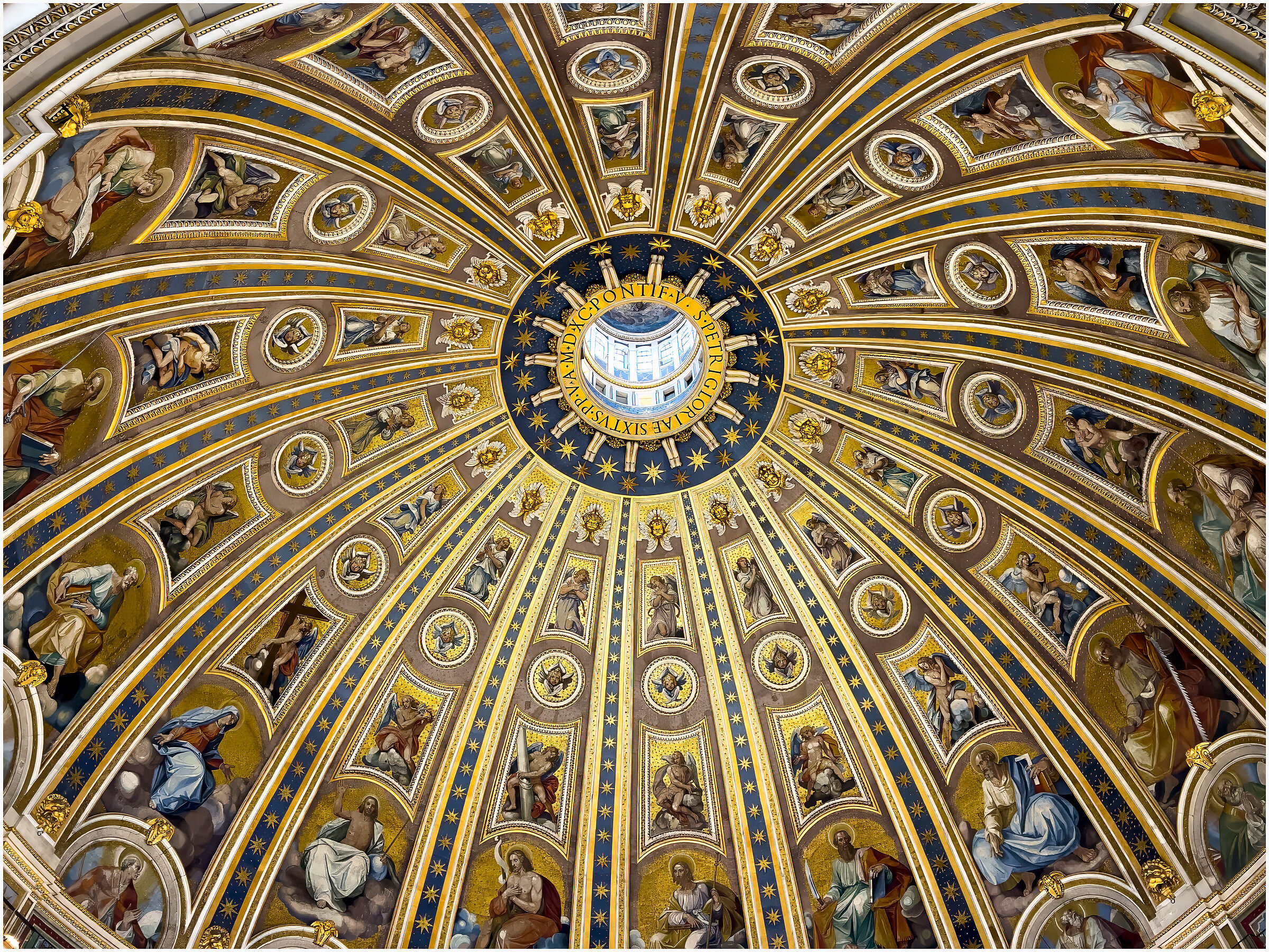 La Cupola di san Pietro  come un fuoco d'artificio