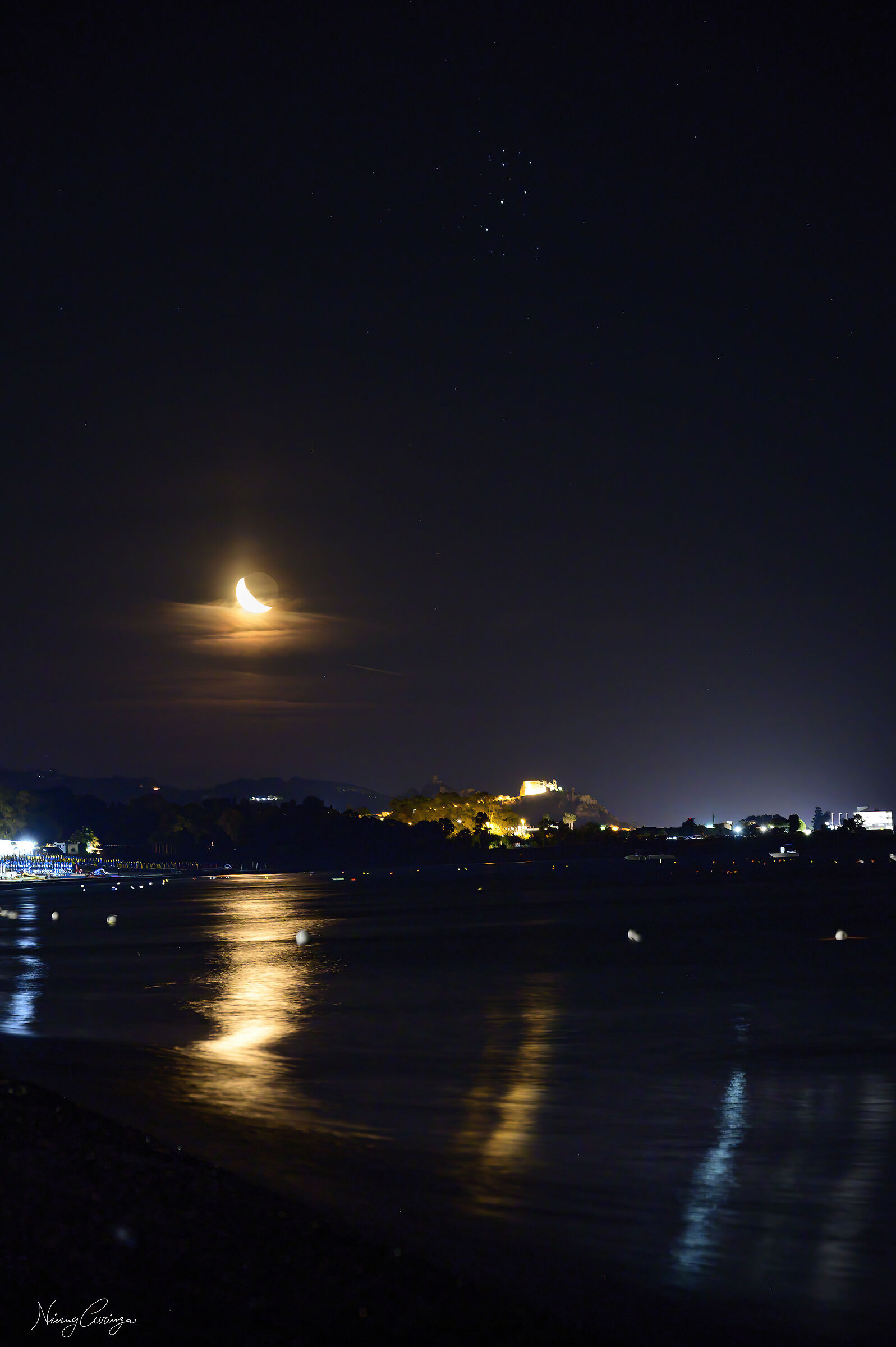 Sorgere della luna sul castello di Roccella Ionica