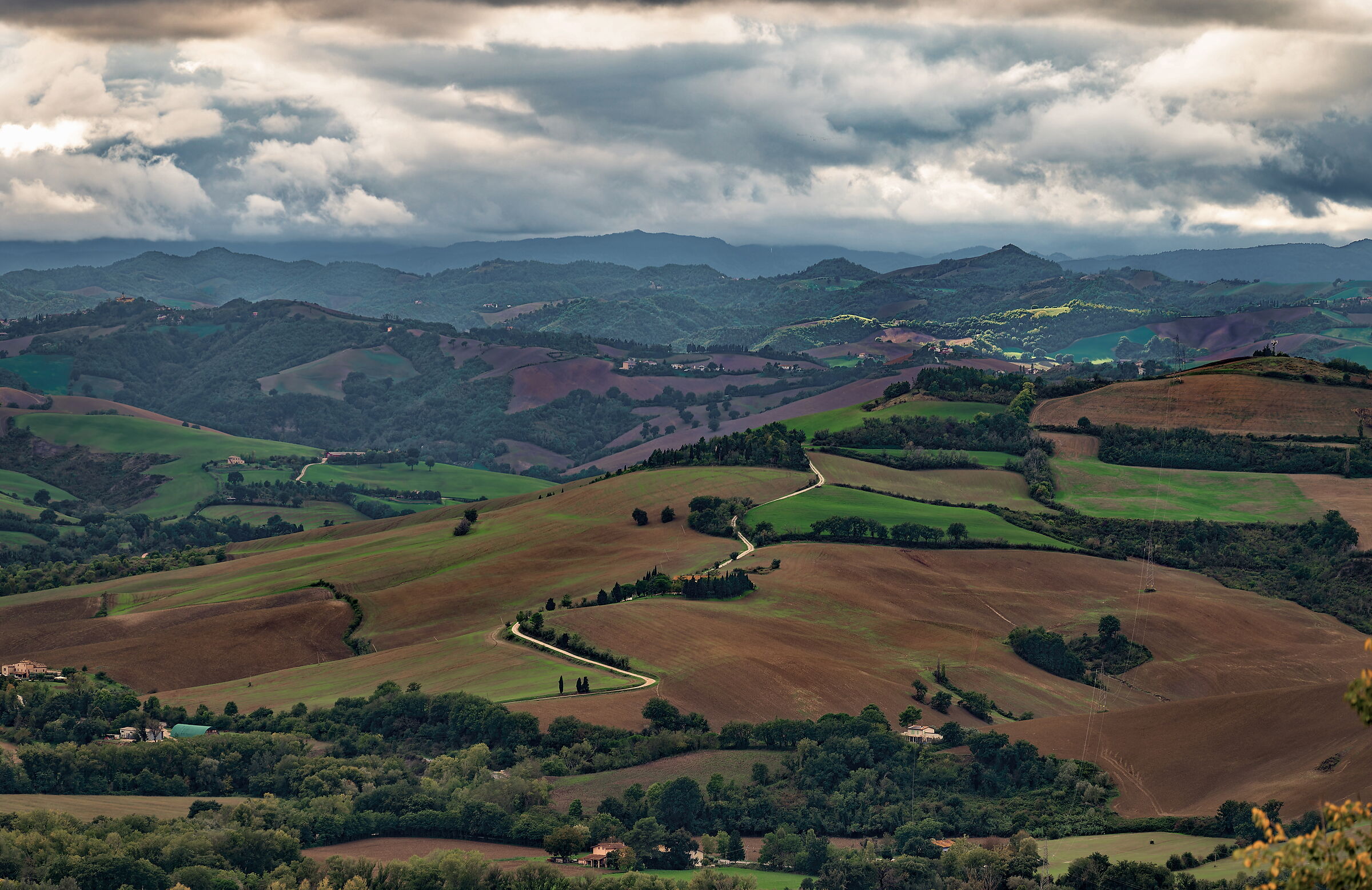 La strada sopra la collina
