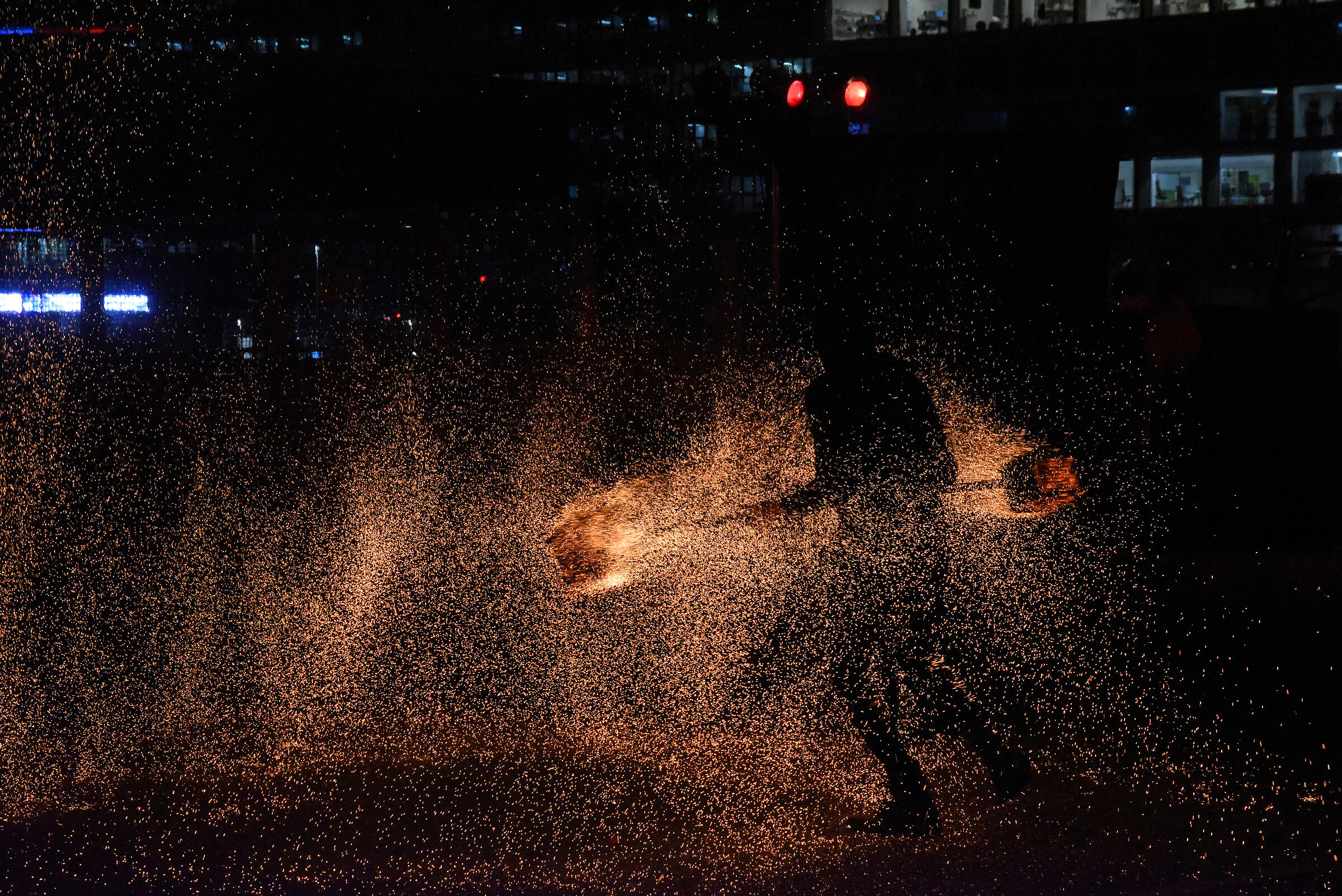 L'uomo  gioca col fuoco