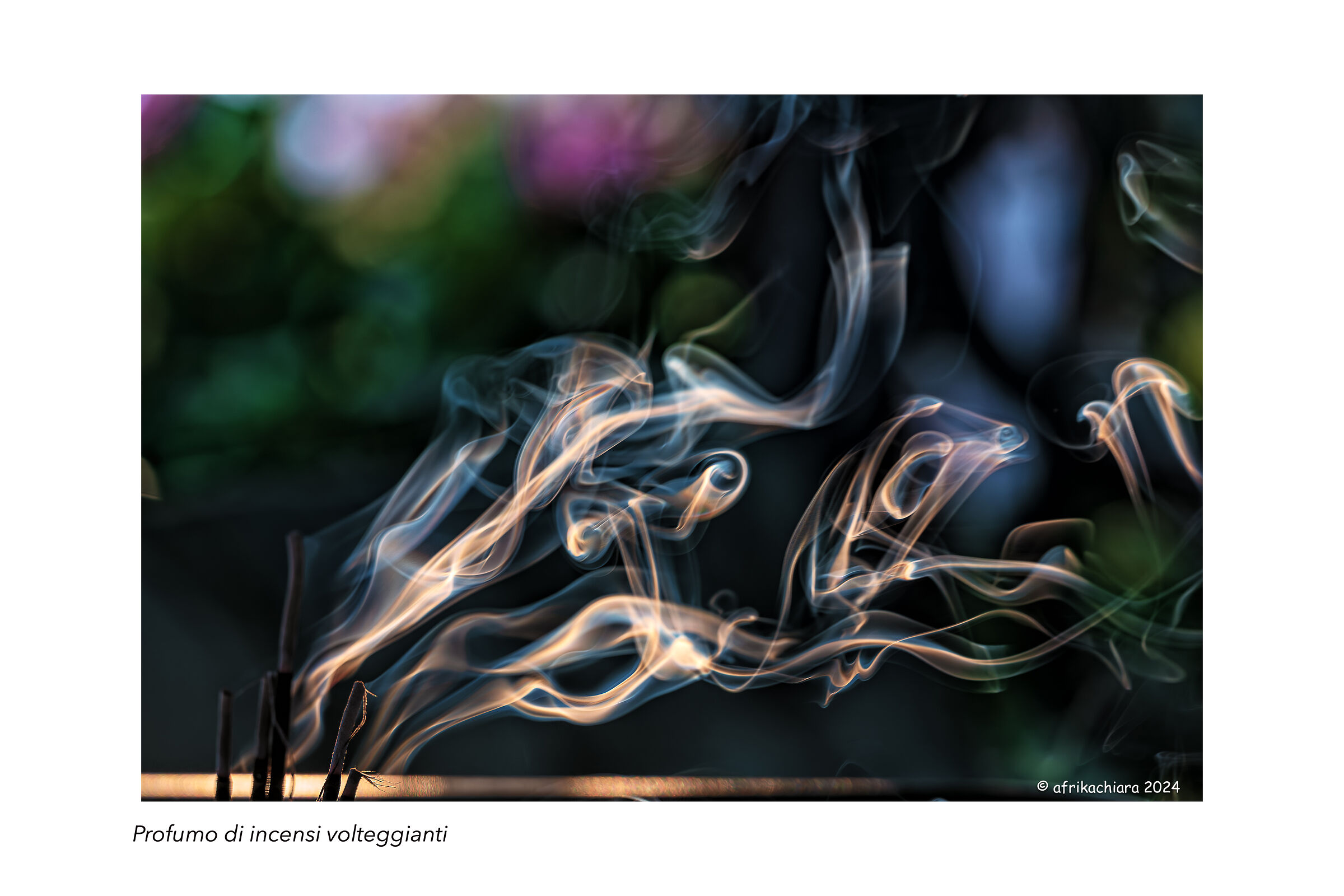 Profumo di incensi volteggianti