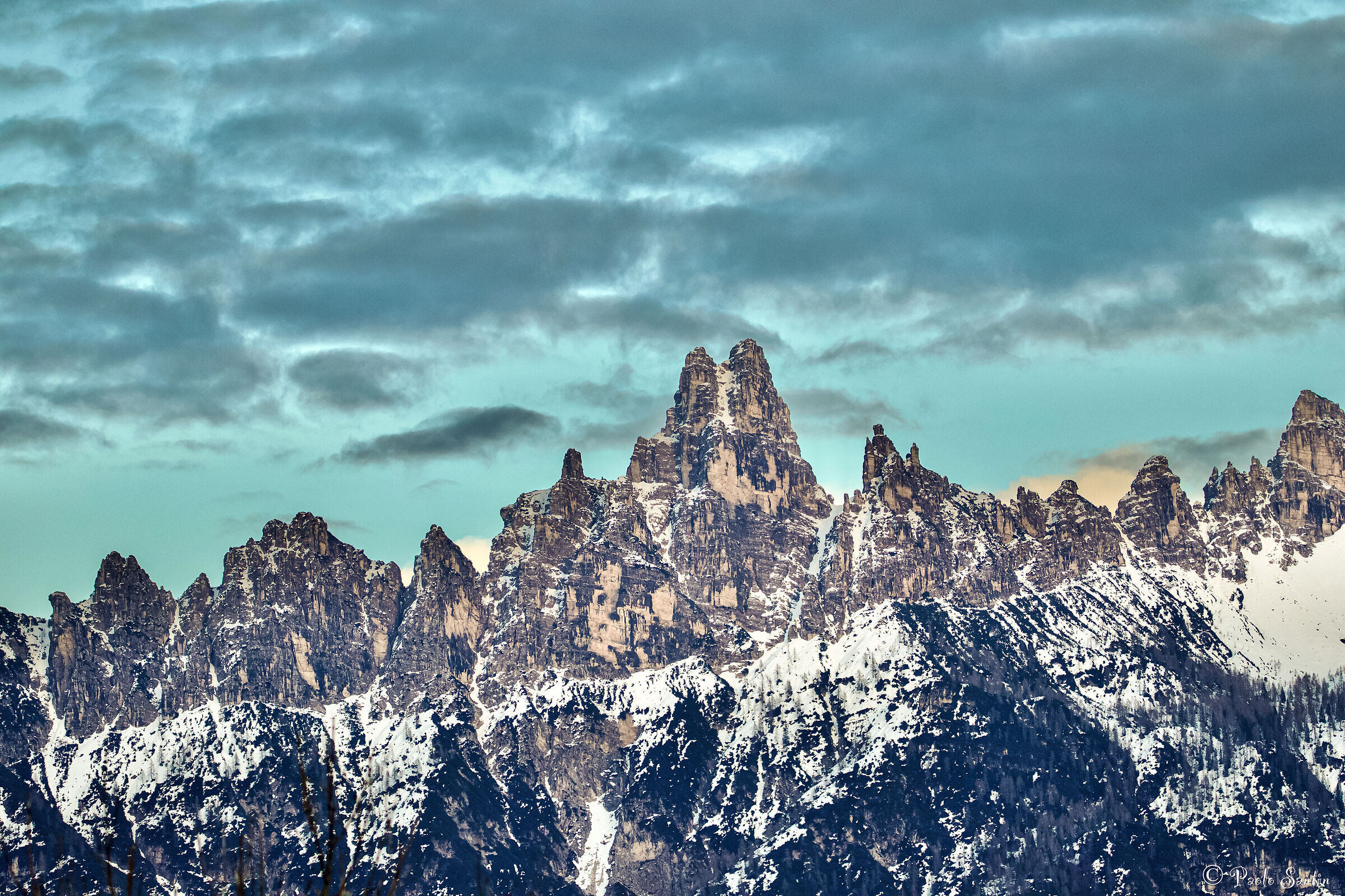 La lunga catena della Serra.  Val di Zoldo