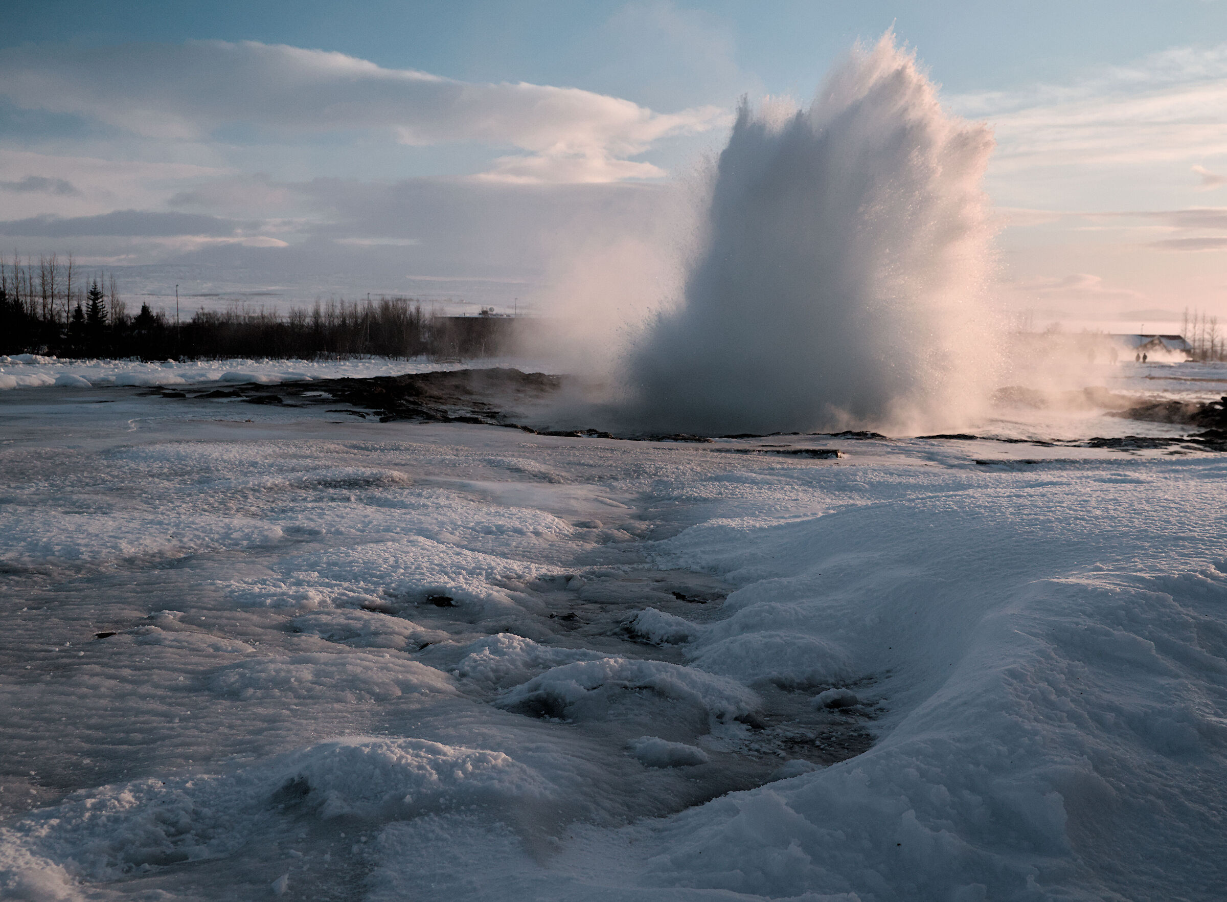 Erupting geysir