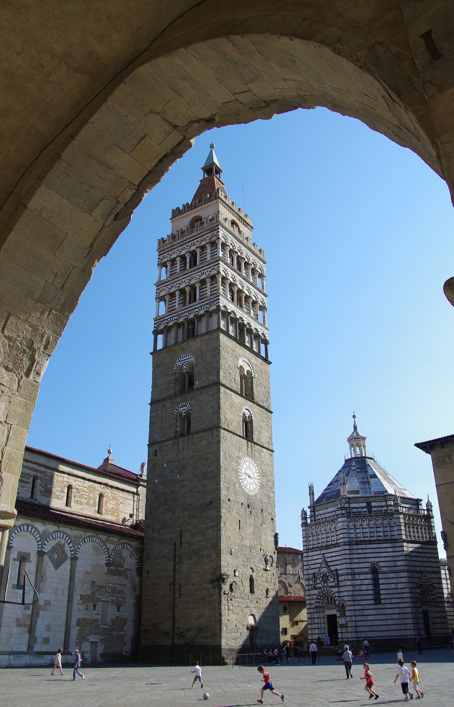 Una partitella all'ombra del campanile