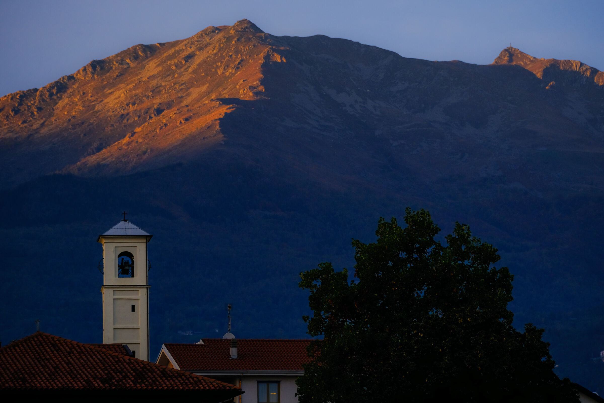 Ai piedi della montagna