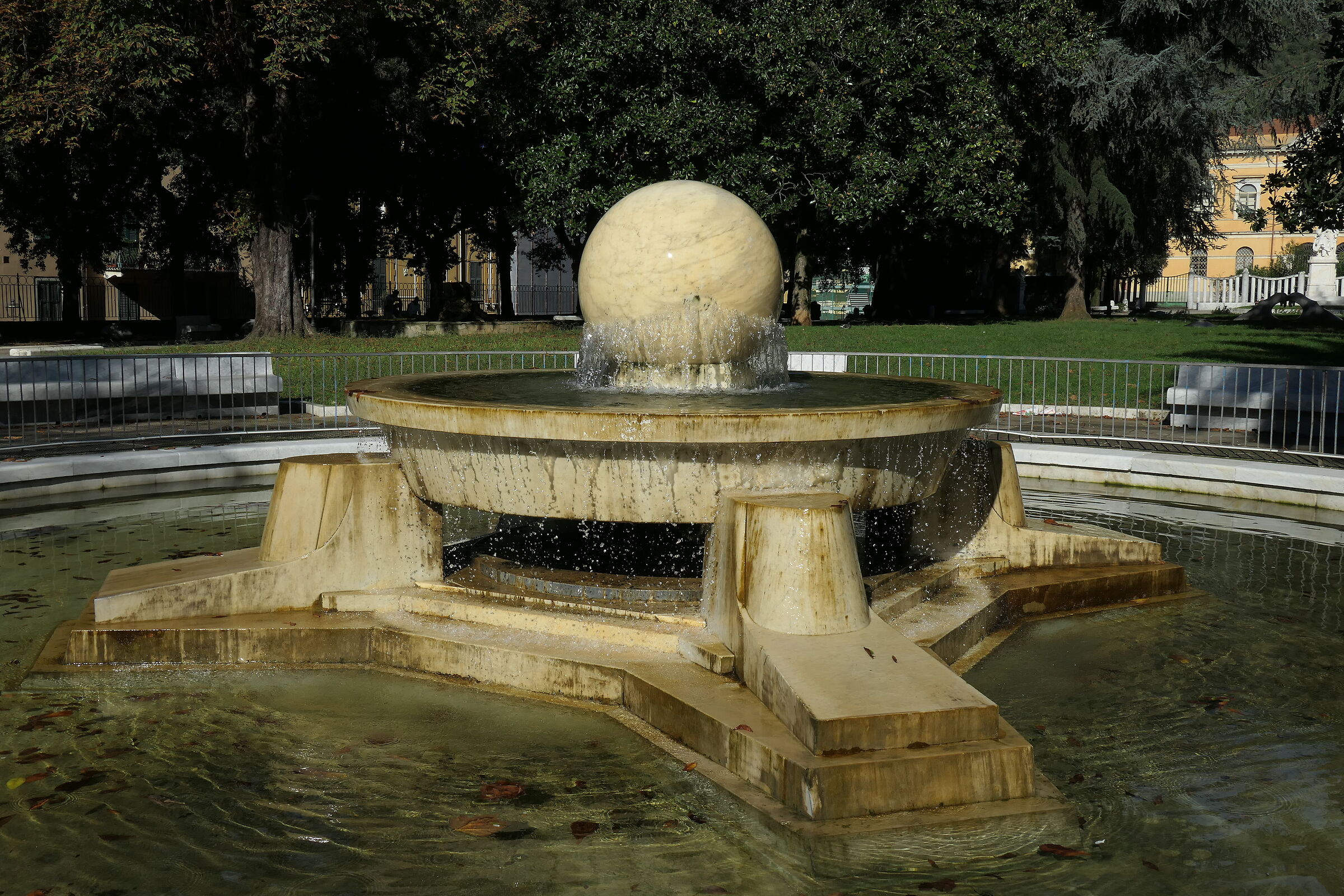 Sfera galleggiante/ruotante